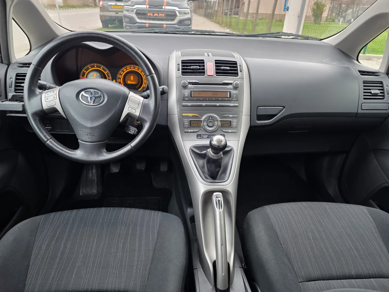 Toyota Auris 1.6 i, снимка 10 - Автомобили и джипове - 53403293