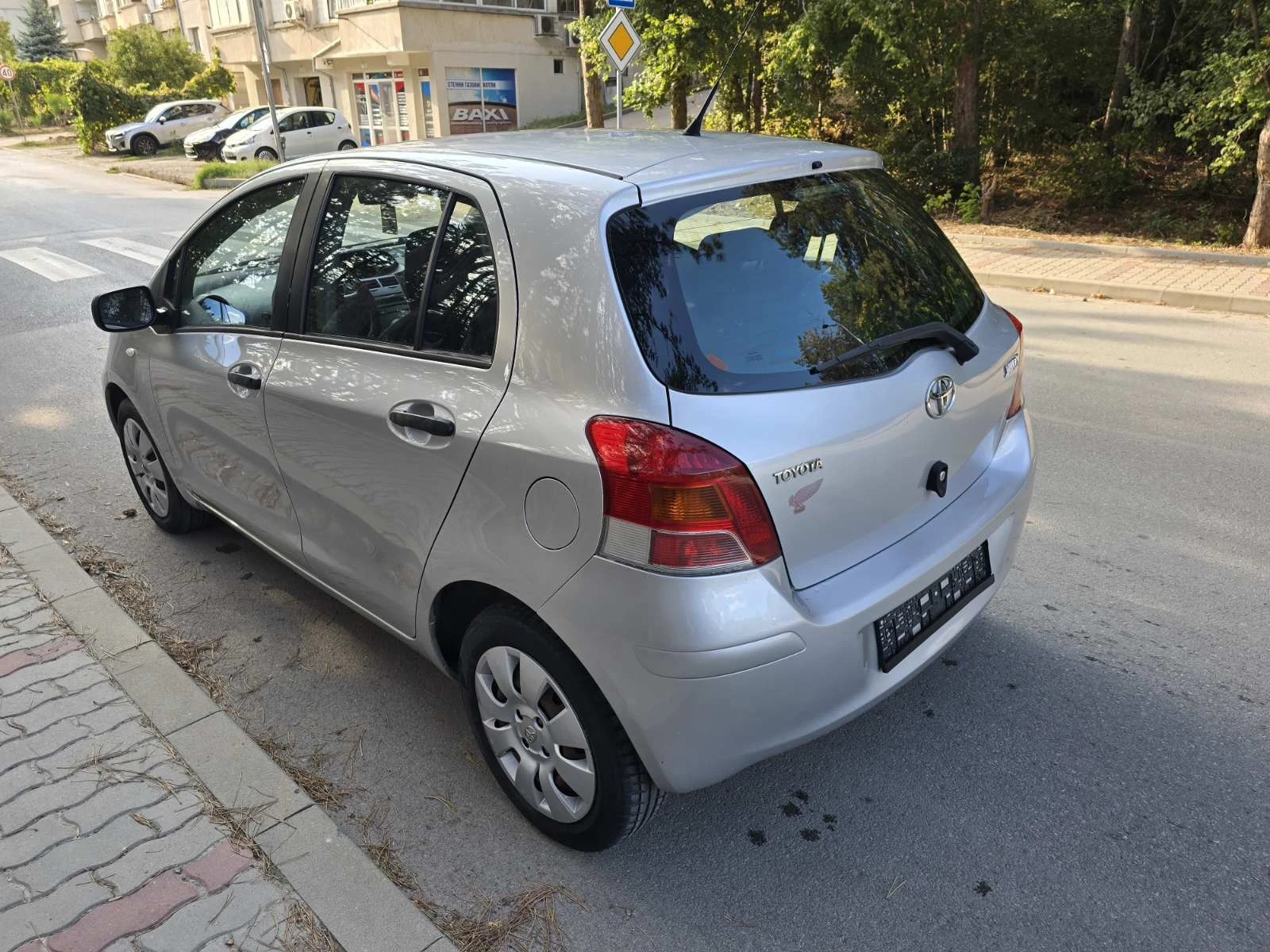Toyota Yaris 1.0 VVTI 69 к.с. - изображение 7