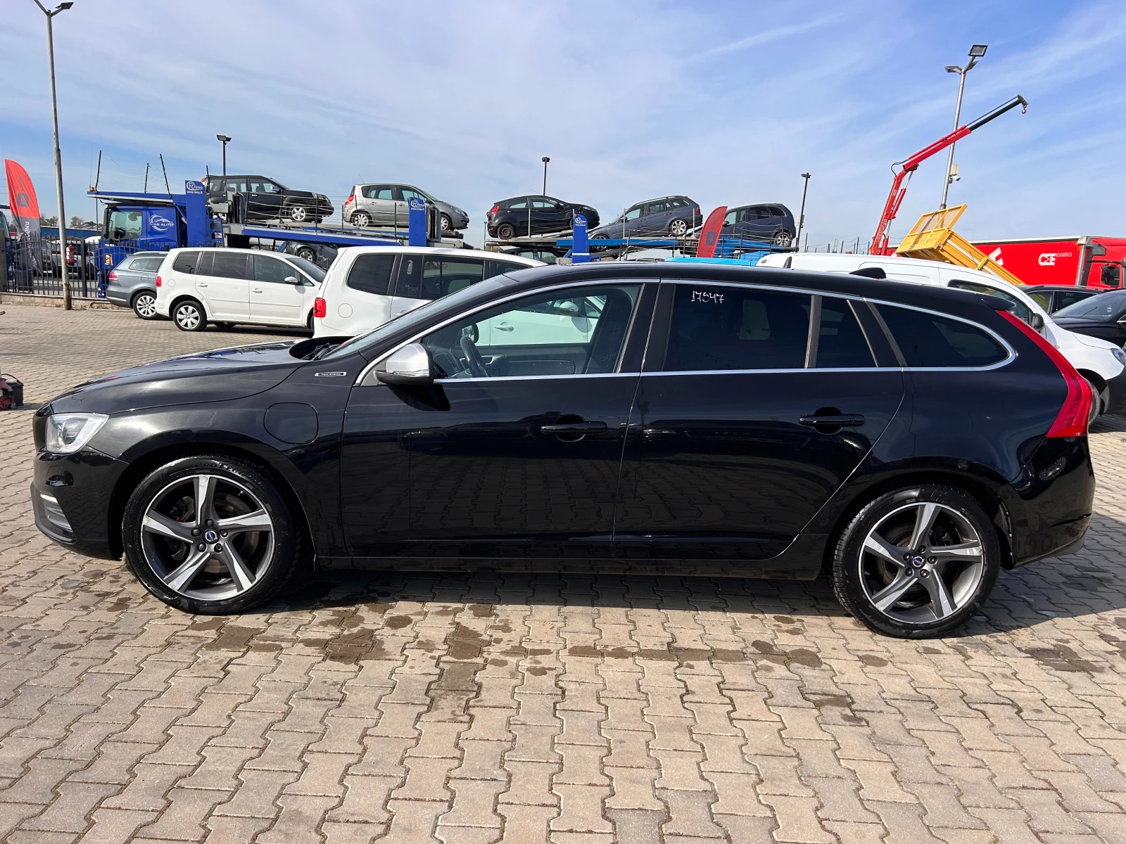 Volvo V60 2.4D6 PLUGIN HYBRID R-Design - изображение 9