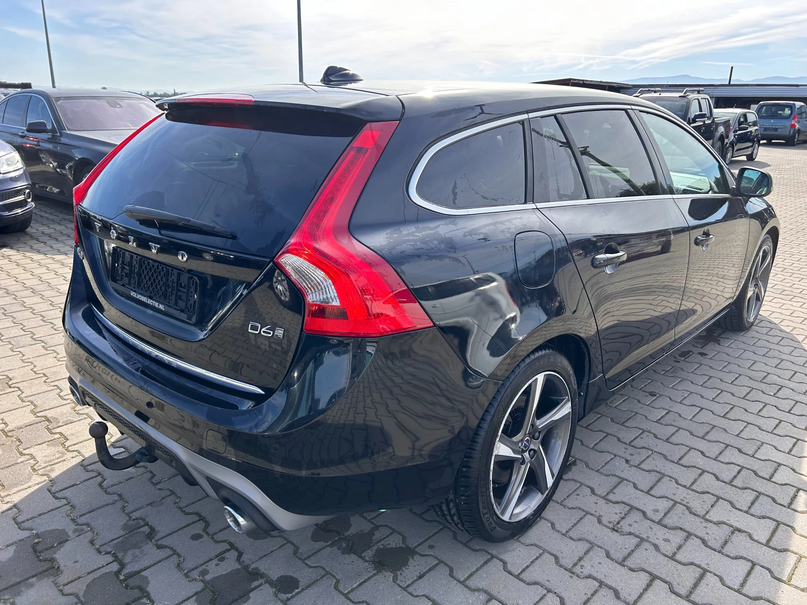 Volvo V60 2.4D6 PLUGIN HYBRID R-Design - изображение 6