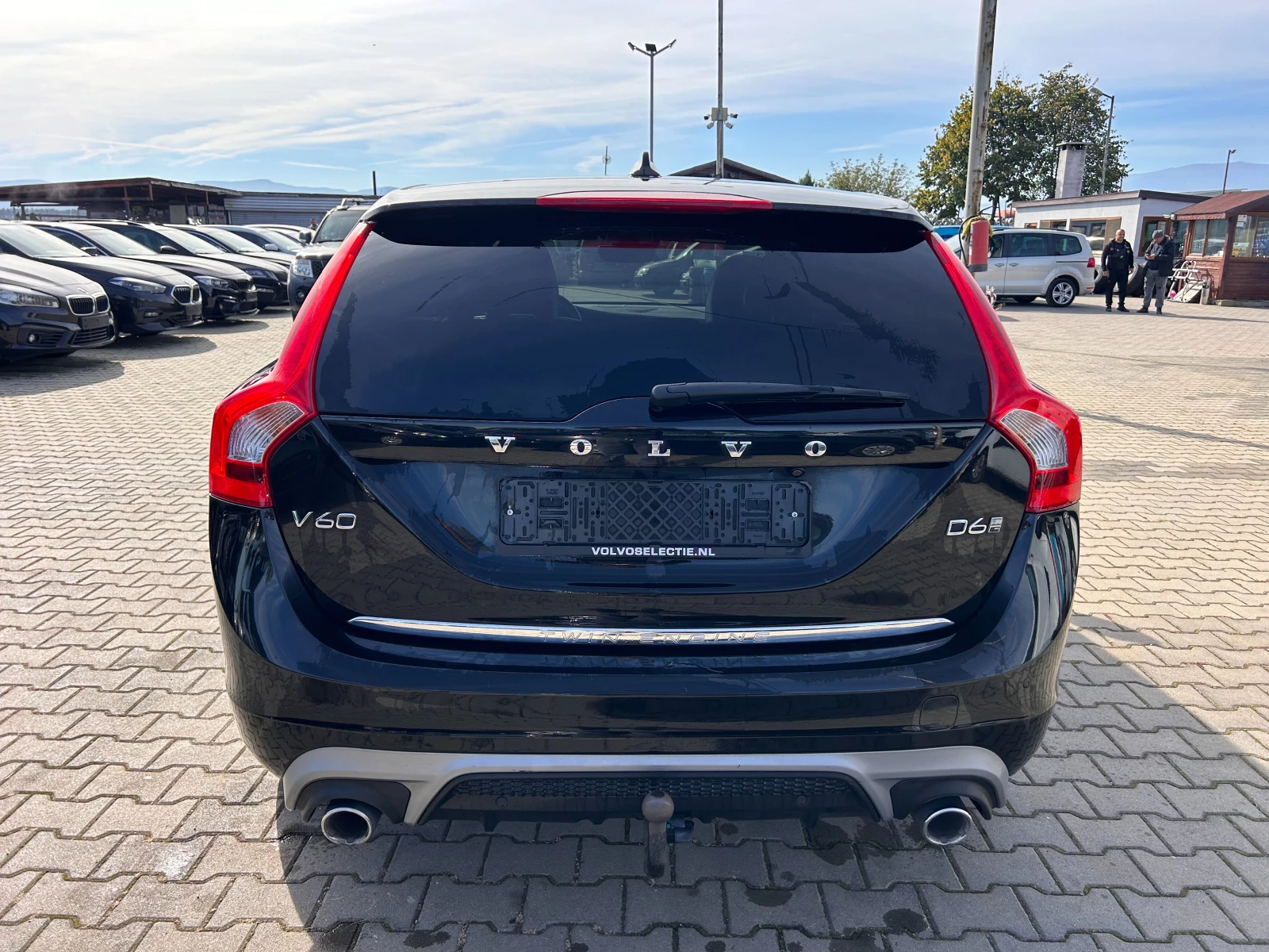 Volvo V60 2.4D6 PLUGIN HYBRID R-Design - изображение 7