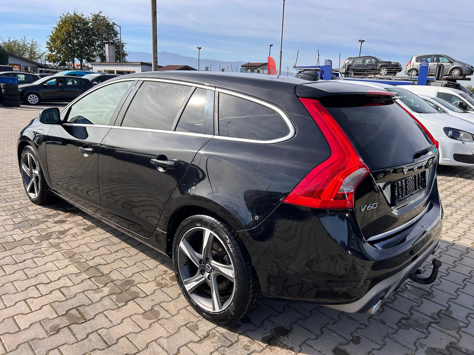 Volvo V60 2.4D6 PLUGIN HYBRID R-Design - изображение 8