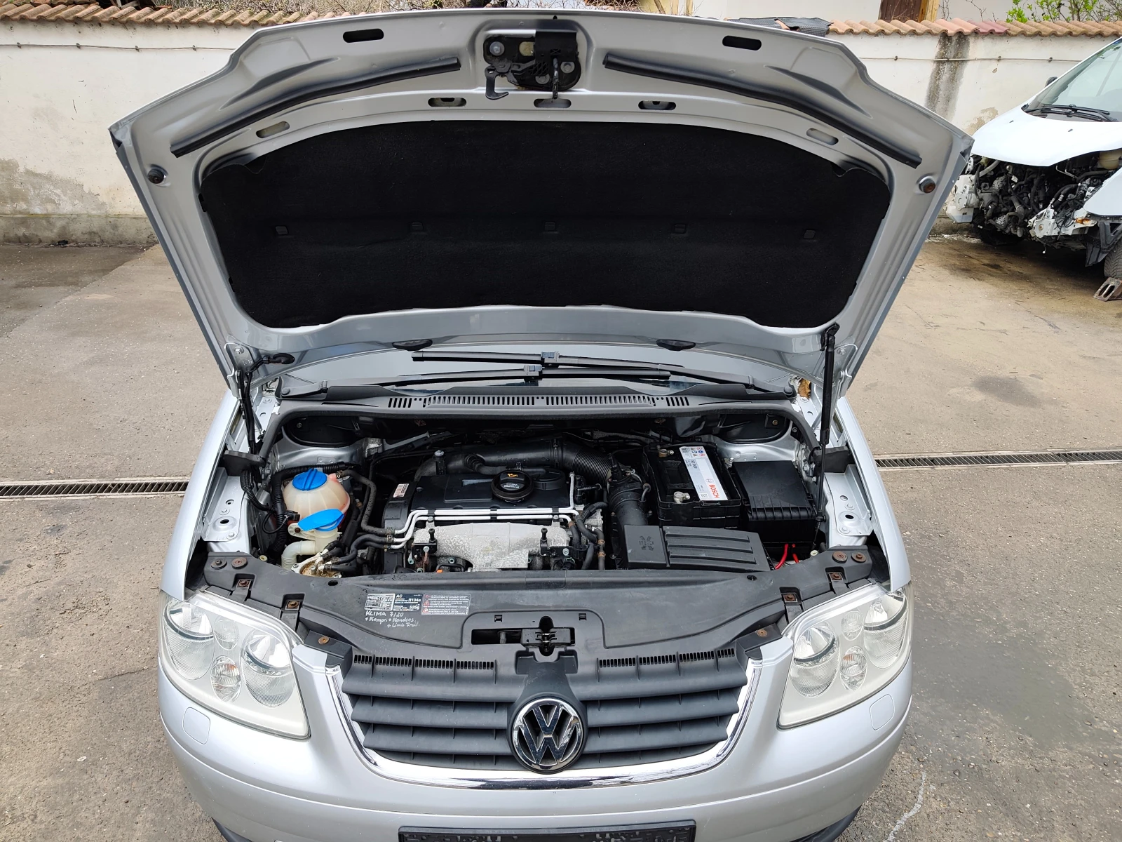 VW Touran 2.0TDI, снимка 14 - Автомобили и джипове - 54079663