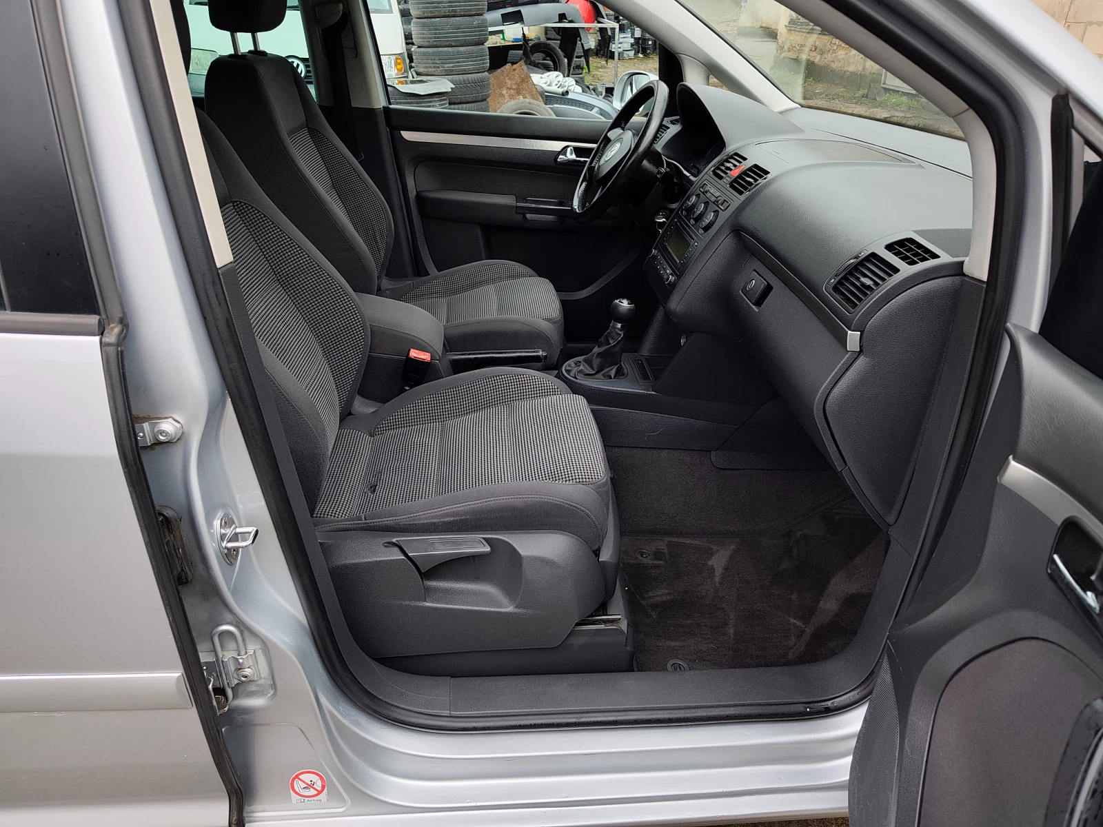 VW Touran 2.0TDI, снимка 12 - Автомобили и джипове - 54079663