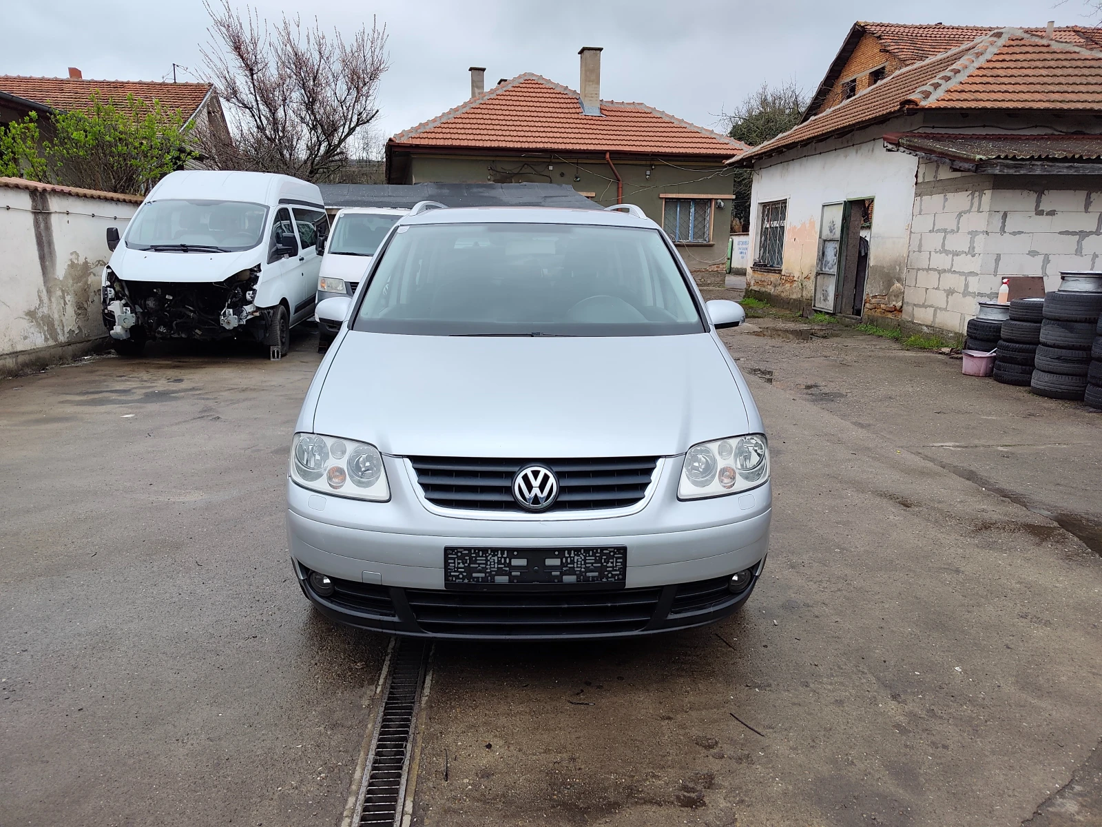 VW Touran 2.0TDI, снимка 2 - Автомобили и джипове - 54079663