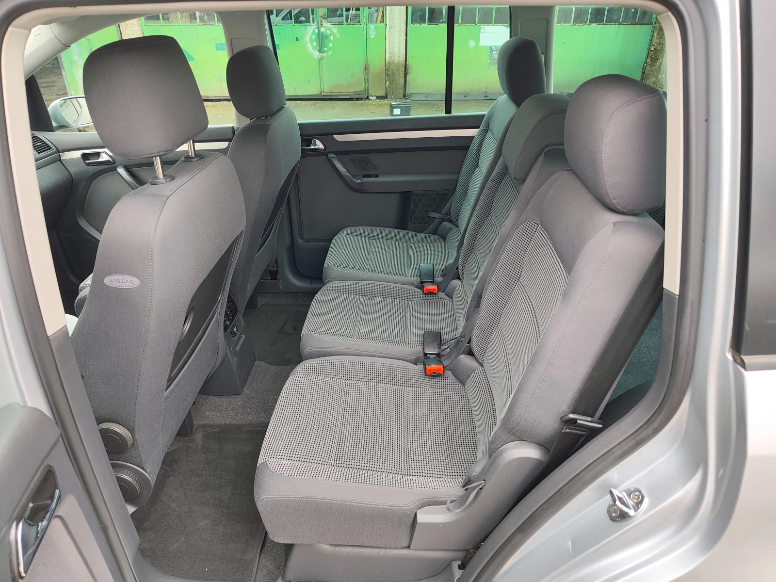 VW Touran 2.0TDI, снимка 9 - Автомобили и джипове - 54079663