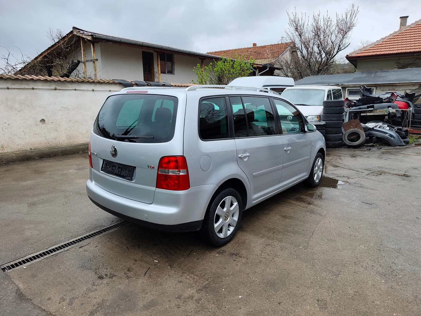 VW Touran 2.0TDI, снимка 6 - Автомобили и джипове - 54079663