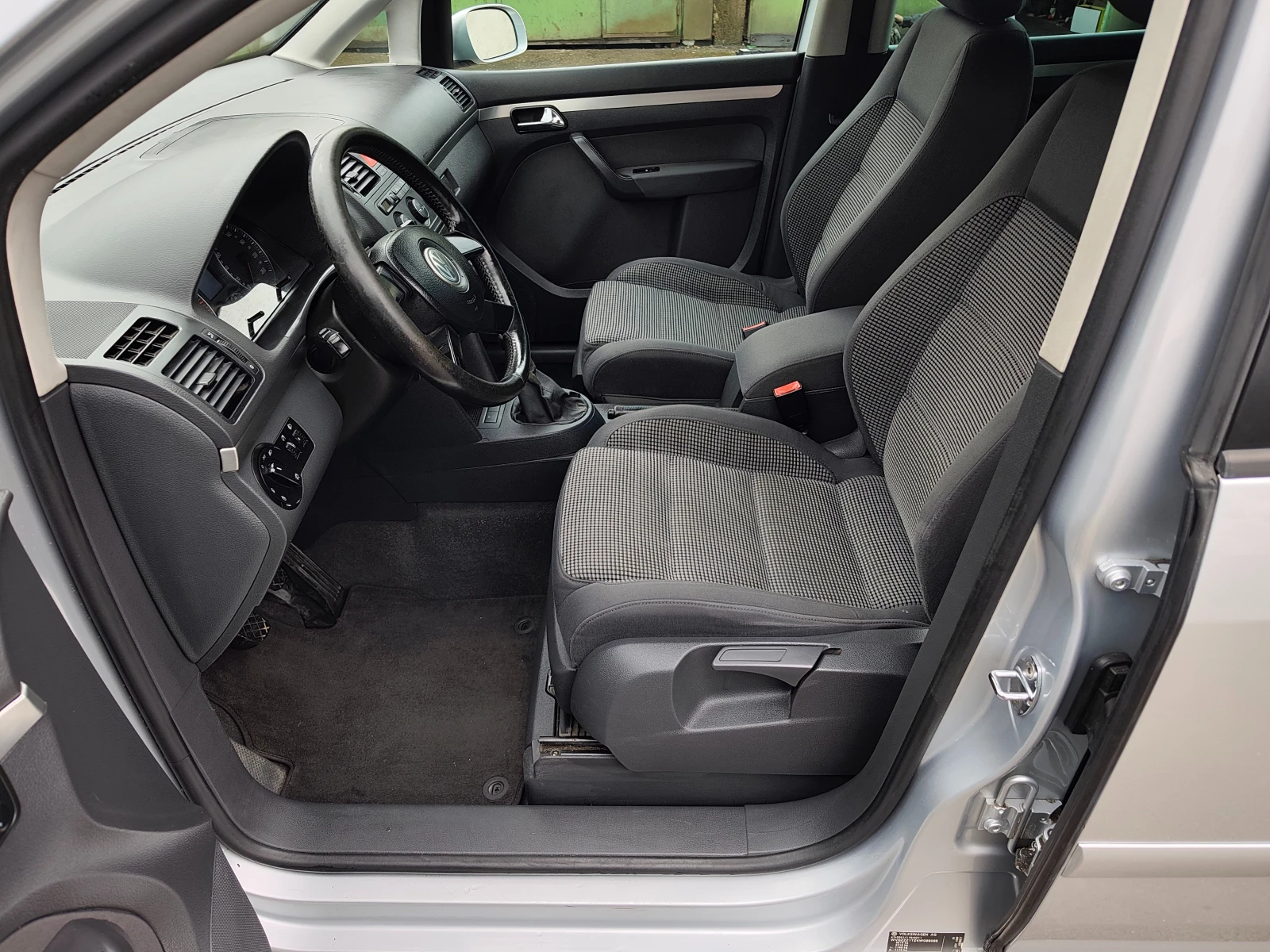 VW Touran 2.0TDI, снимка 11 - Автомобили и джипове - 54079663