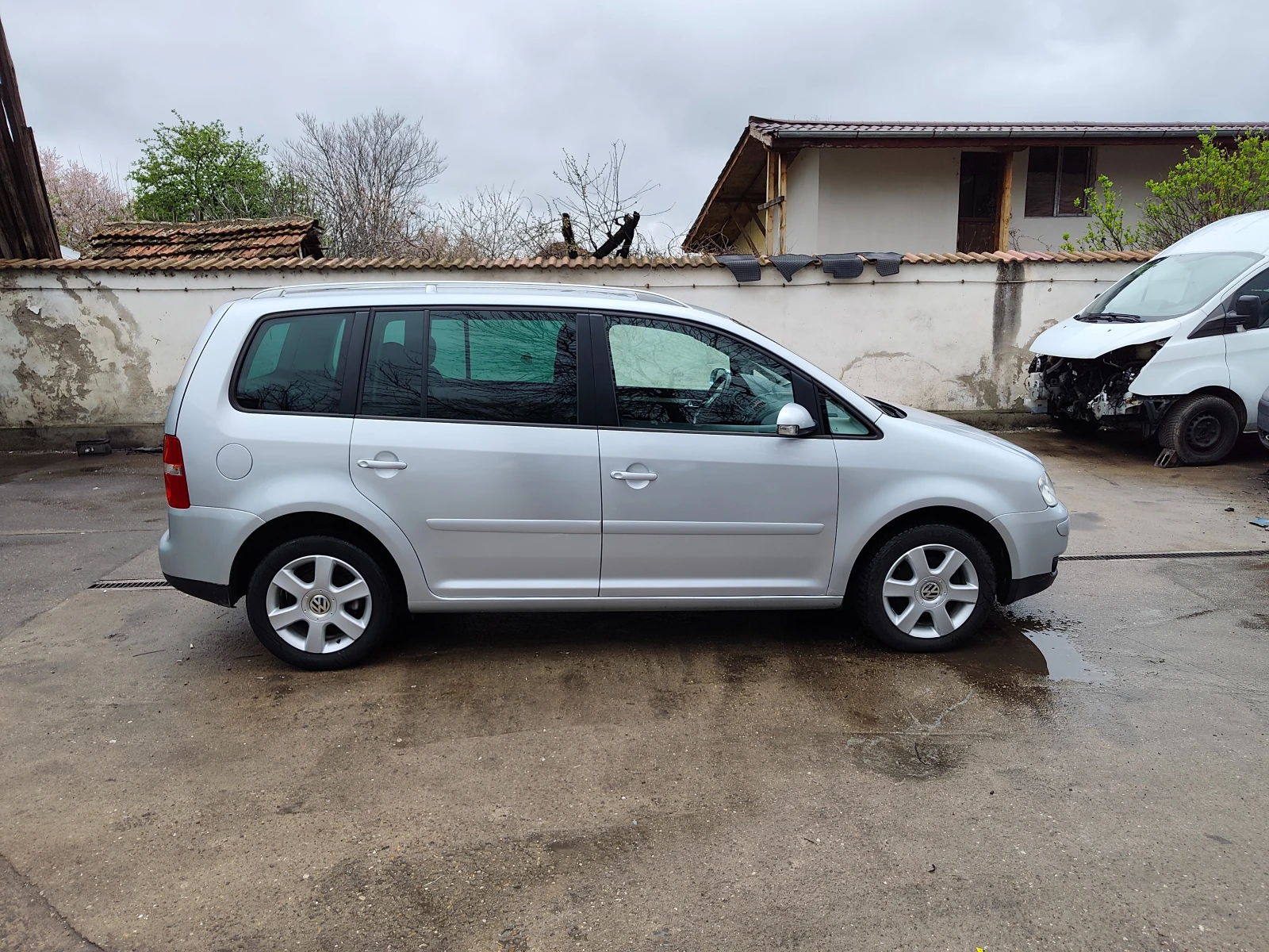 VW Touran 2.0TDI, снимка 5 - Автомобили и джипове - 54079663