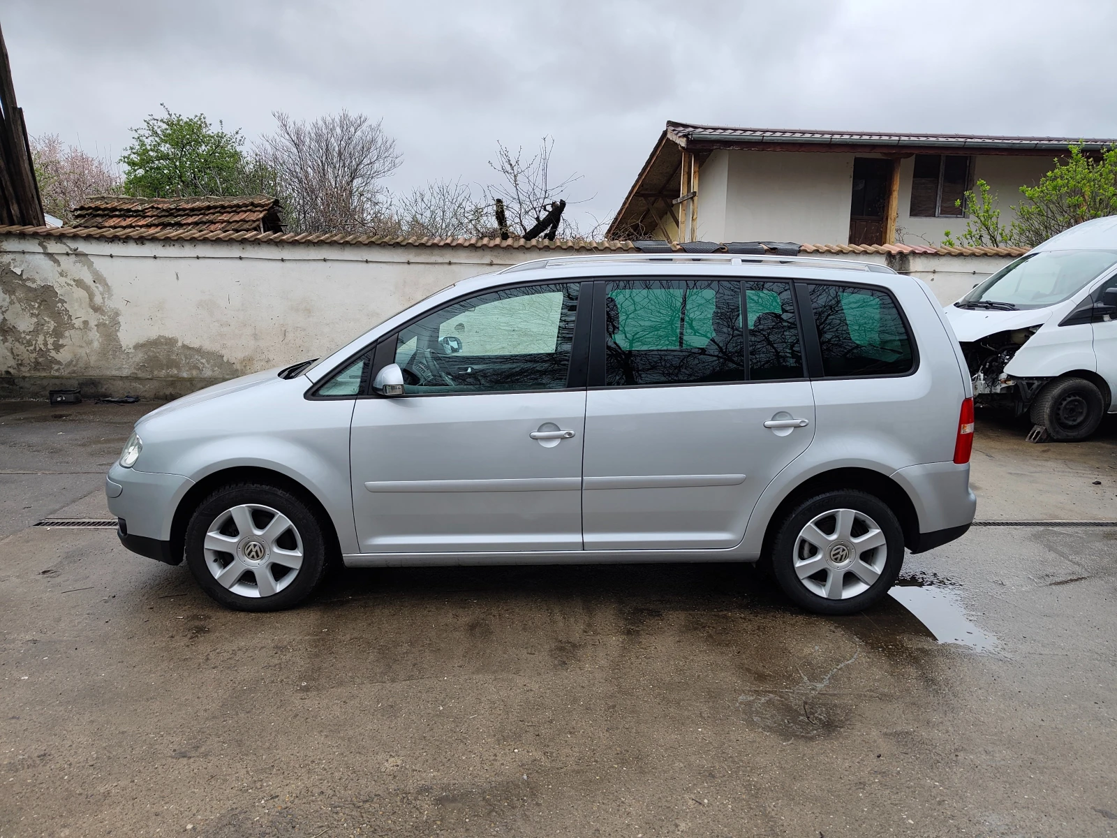 VW Touran 2.0TDI, снимка 3 - Автомобили и джипове - 54079663