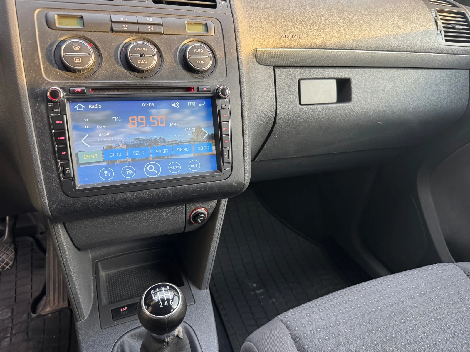 VW Touran 2.0 TDI , снимка 9 - Автомобили и джипове - 54895069