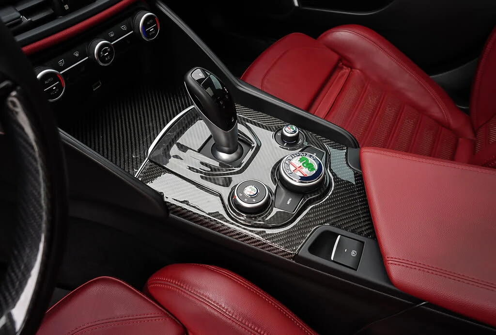 Alfa Romeo Giulia Ti Sport Q4, снимка 15 - Автомобили и джипове - 55359535