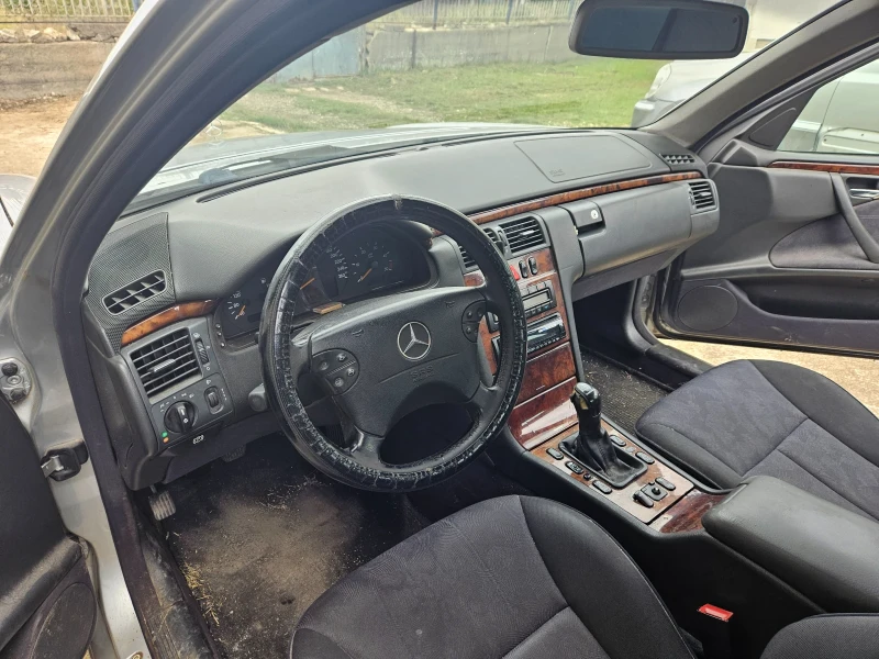Mercedes-Benz E 270, снимка 4 - Автомобили и джипове - 52345148