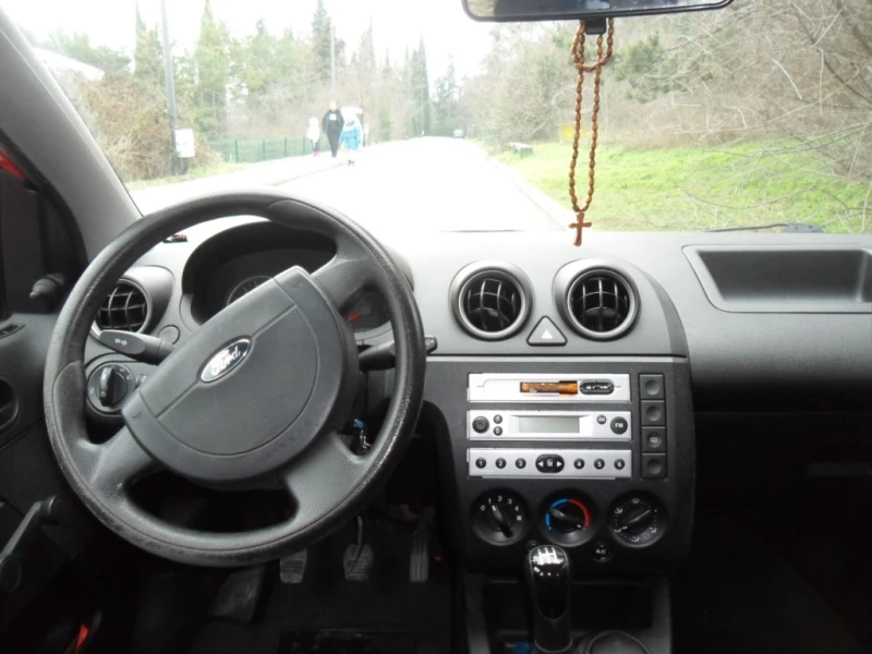 Ford Fiesta 1.3i, снимка 5 - Автомобили и джипове - 53339273