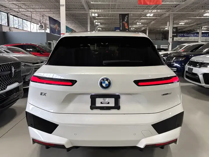 BMW iX xDrive50* Massage* Sky Lounge* Soft-Close* , снимка 4 - Автомобили и джипове - 54662805