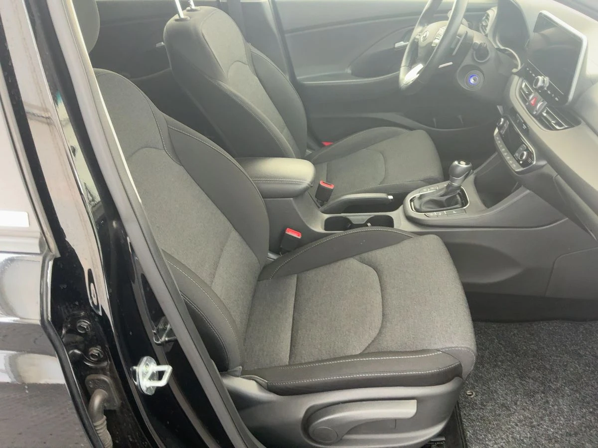 Hyundai I30 1.6 CRDi Intro Edition, снимка 8 - Автомобили и джипове - 53784594