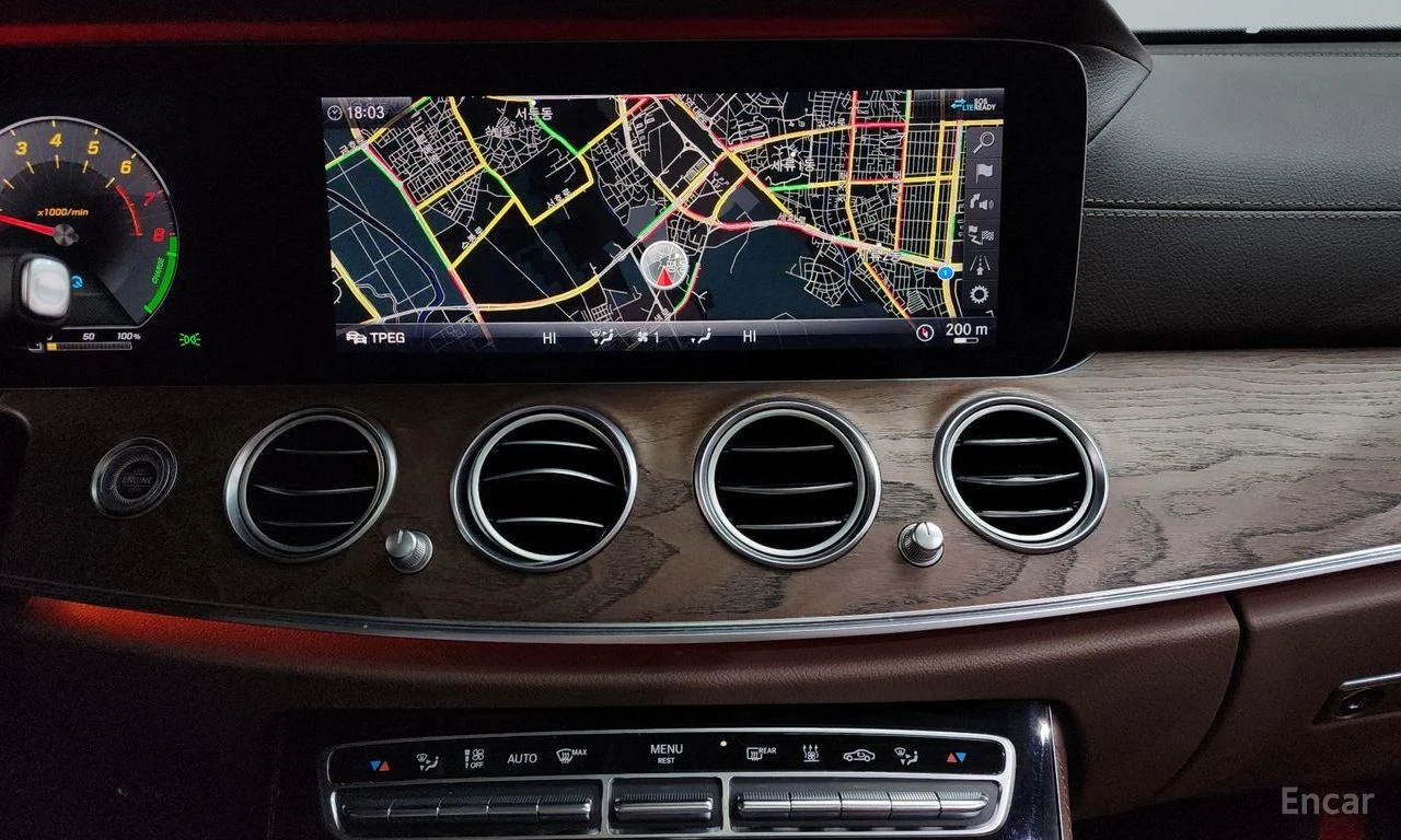 Mercedes-Benz E 300 HYBRID* 4MATIC* ДИГИТАЛНО* ТАБЛО* BURMESTER, снимка 8 - Автомобили и джипове - 54508656