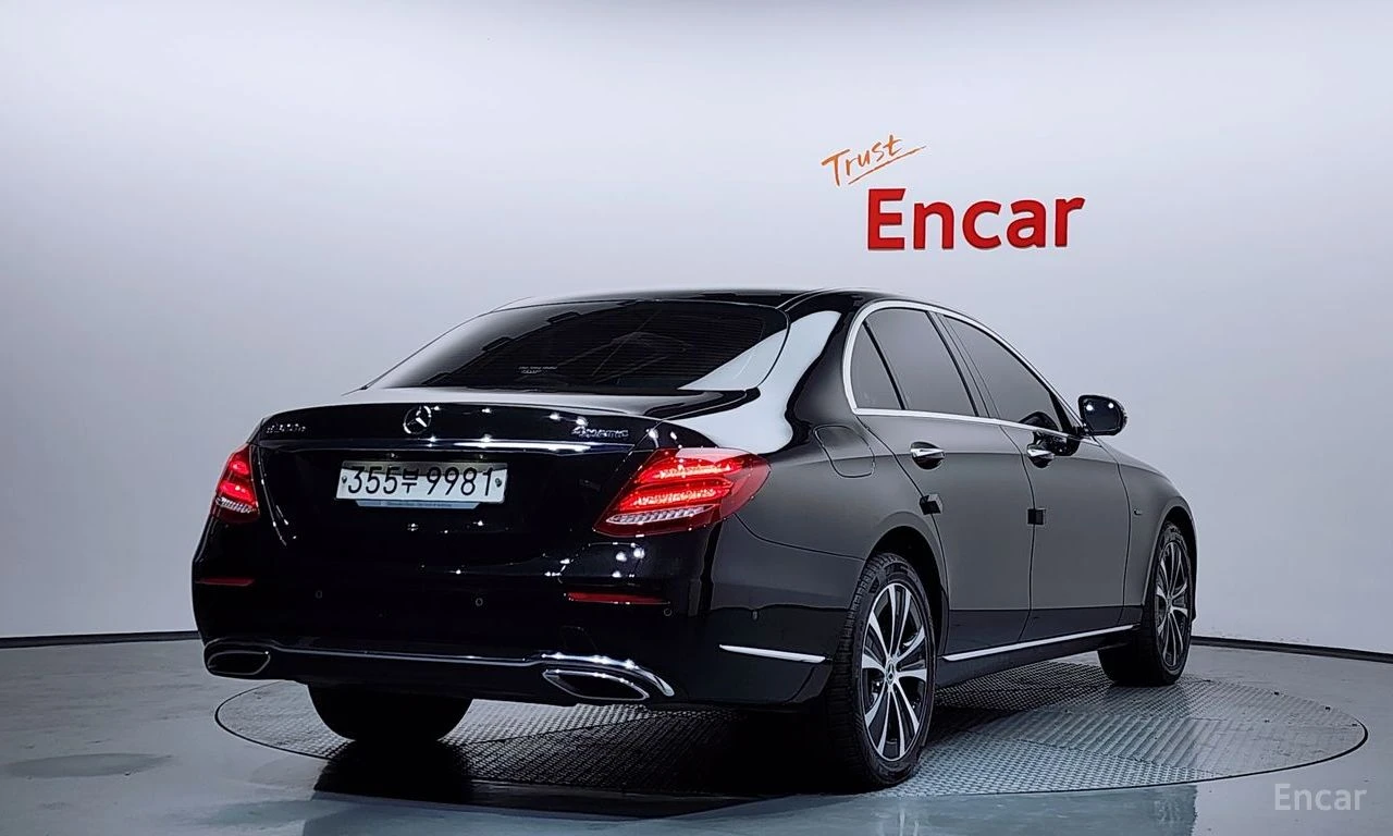Mercedes-Benz E 300 HYBRID* 4MATIC* ДИГИТАЛНО* ТАБЛО* BURMESTER, снимка 2 - Автомобили и джипове - 54508656