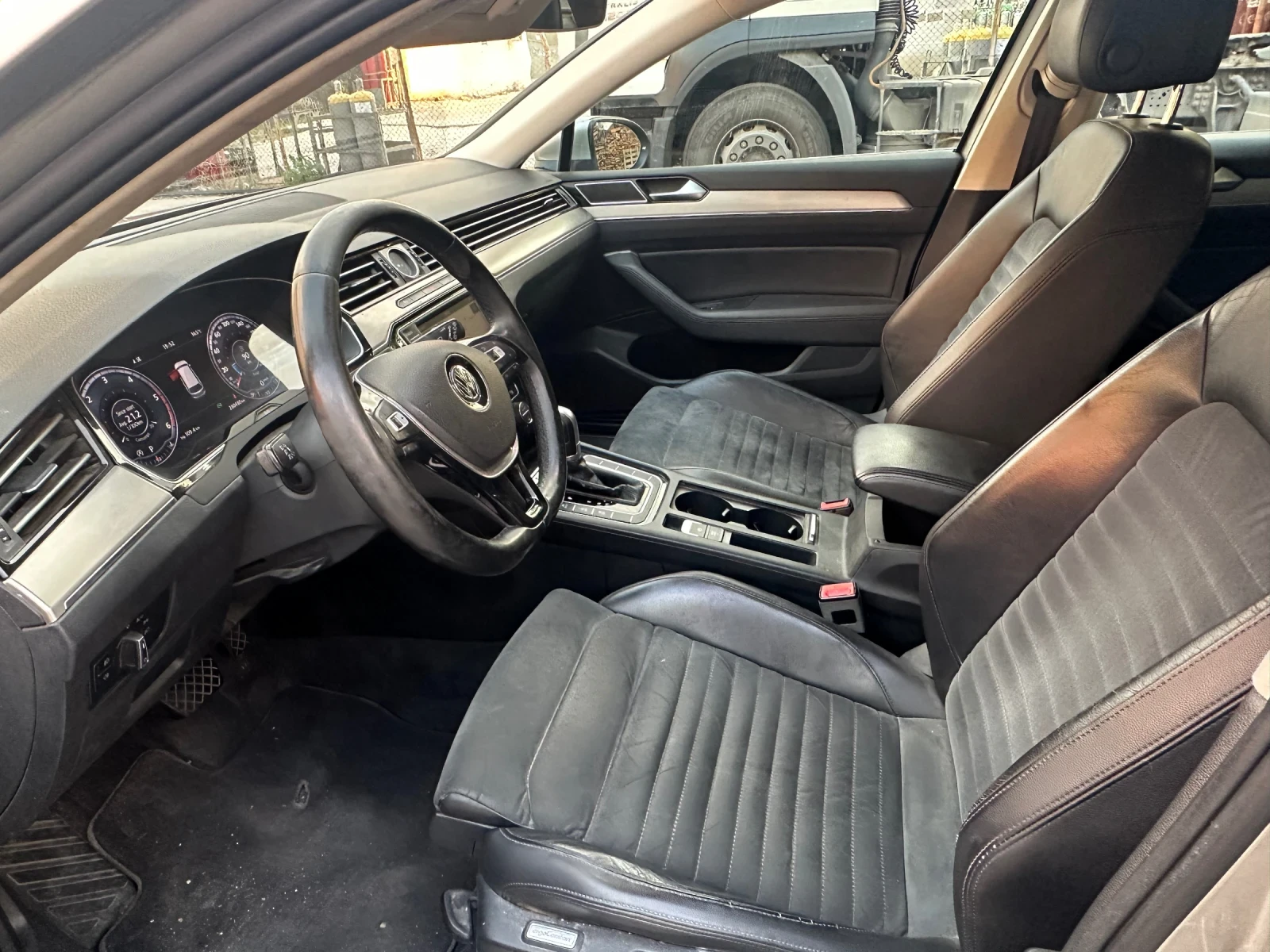 VW Passat 2.0TDI 240кс HIGHLINE DSG* Digital* 4Motion, снимка 9 - Автомобили и джипове - 55578804
