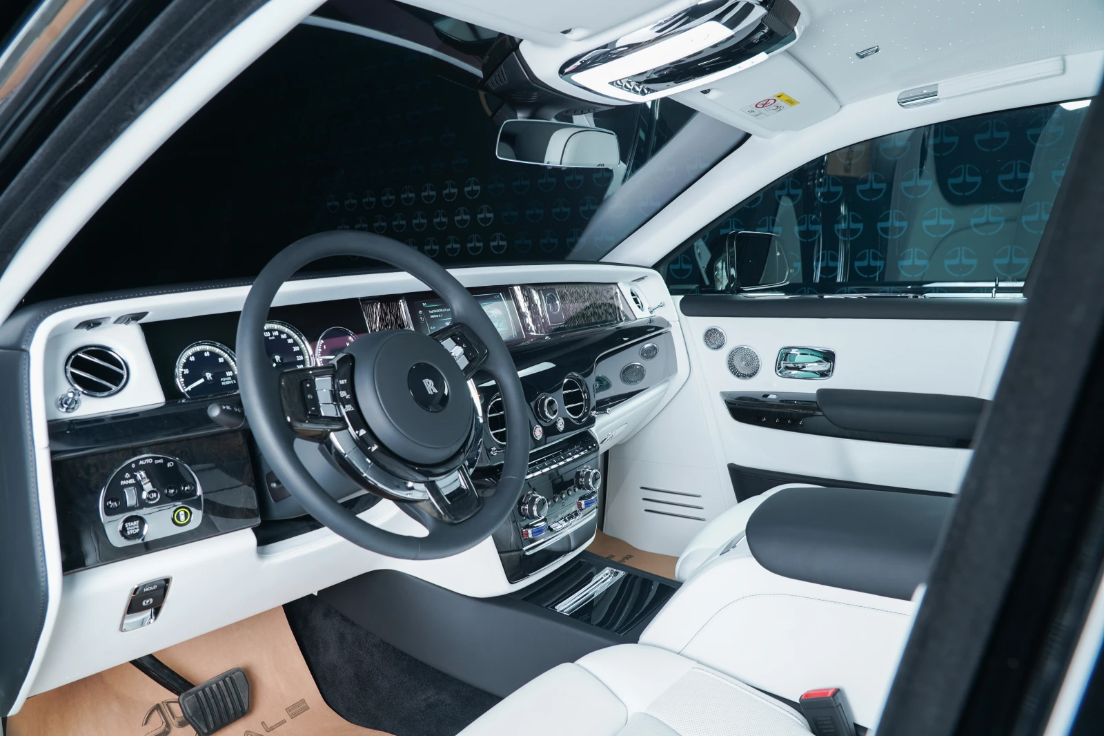 Rolls-Royce Phantom VIII* StarLights* Massage* 360* TV* 22, снимка 9 - Автомобили и джипове - 56354571