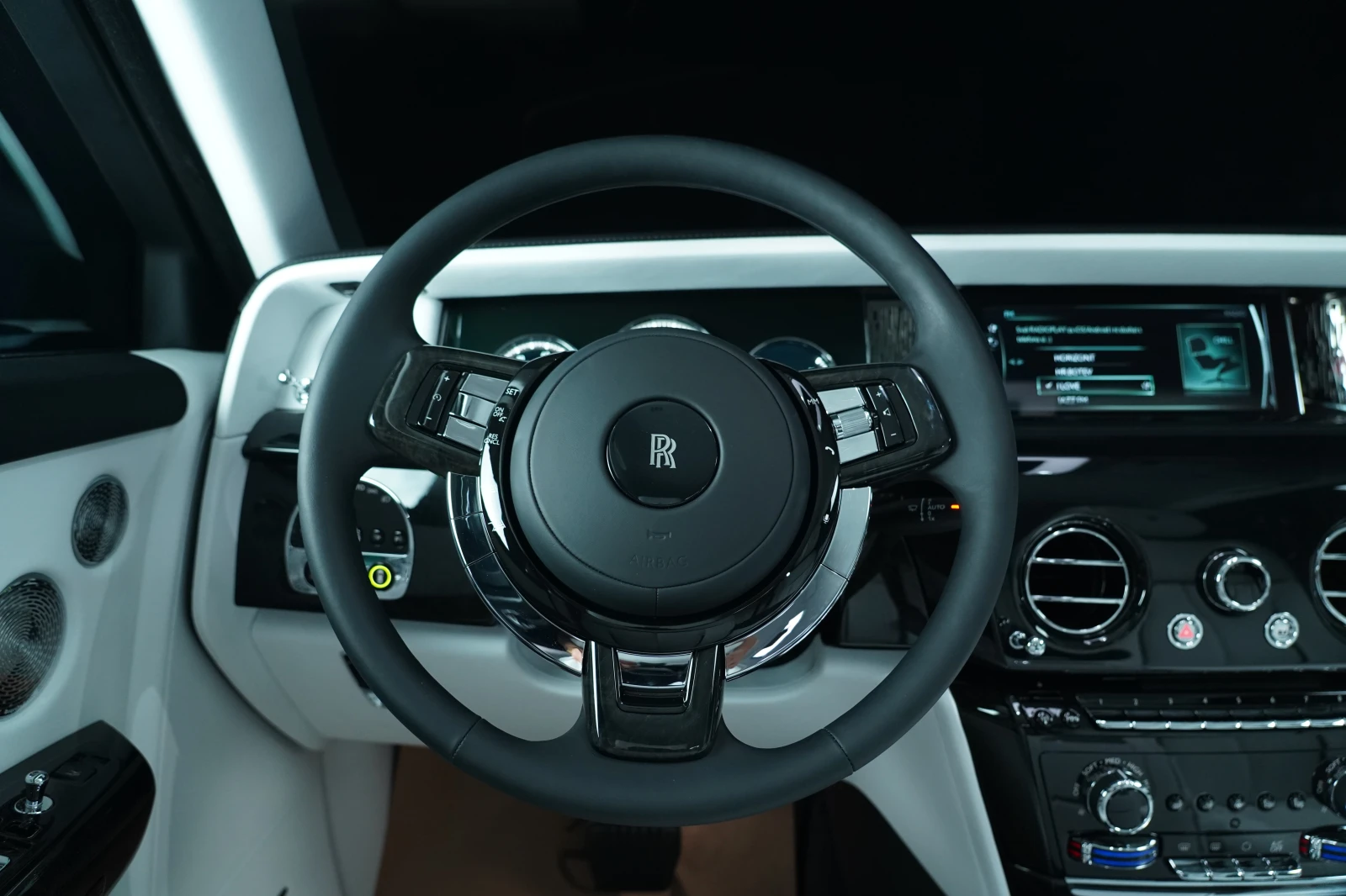 Rolls-Royce Phantom VIII* StarLights* Massage* 360* TV* 22, снимка 11 - Автомобили и джипове - 56354571