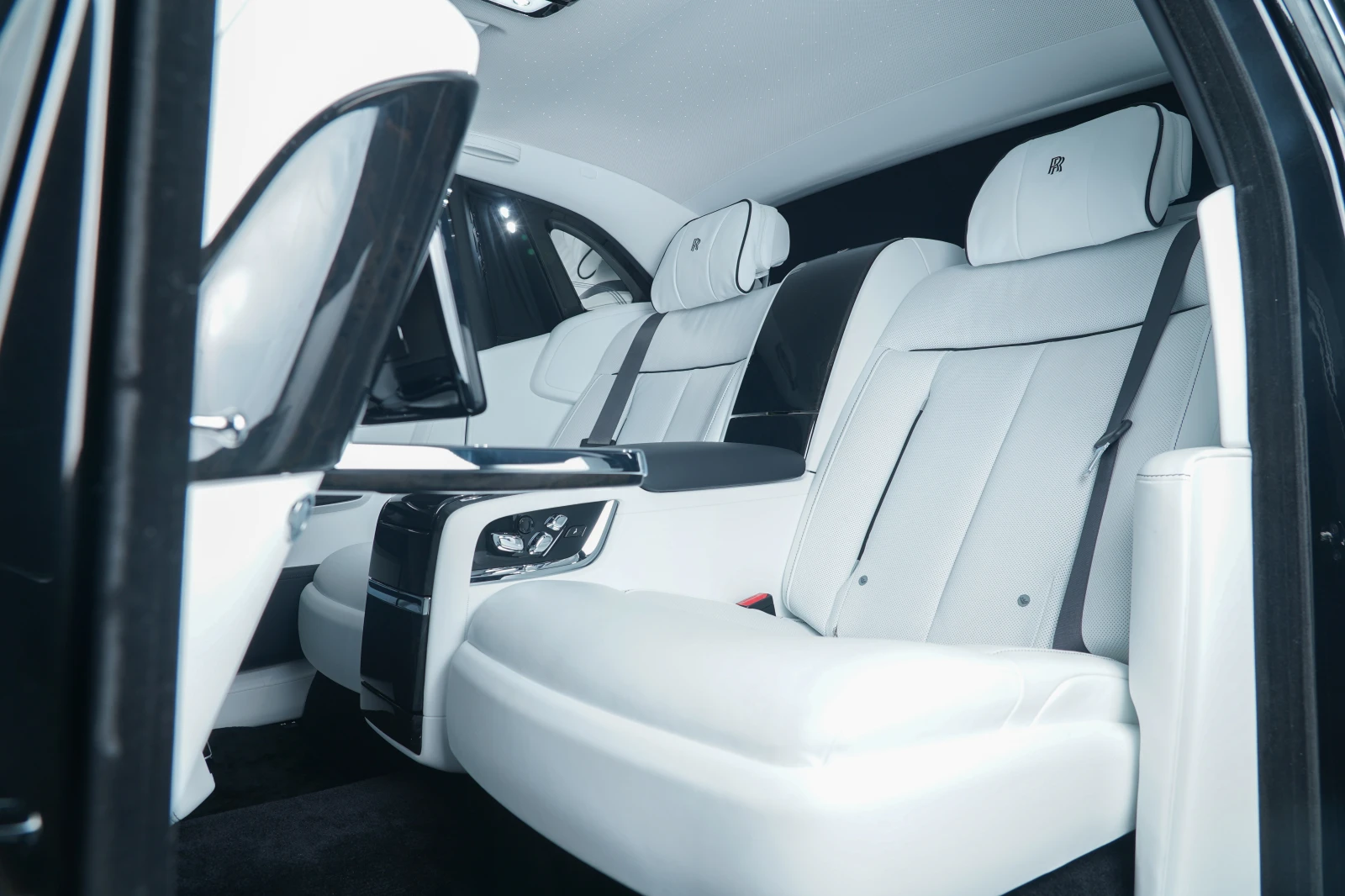 Rolls-Royce Phantom VIII* StarLights* Massage* 360* TV* 22, снимка 14 - Автомобили и джипове - 56354571