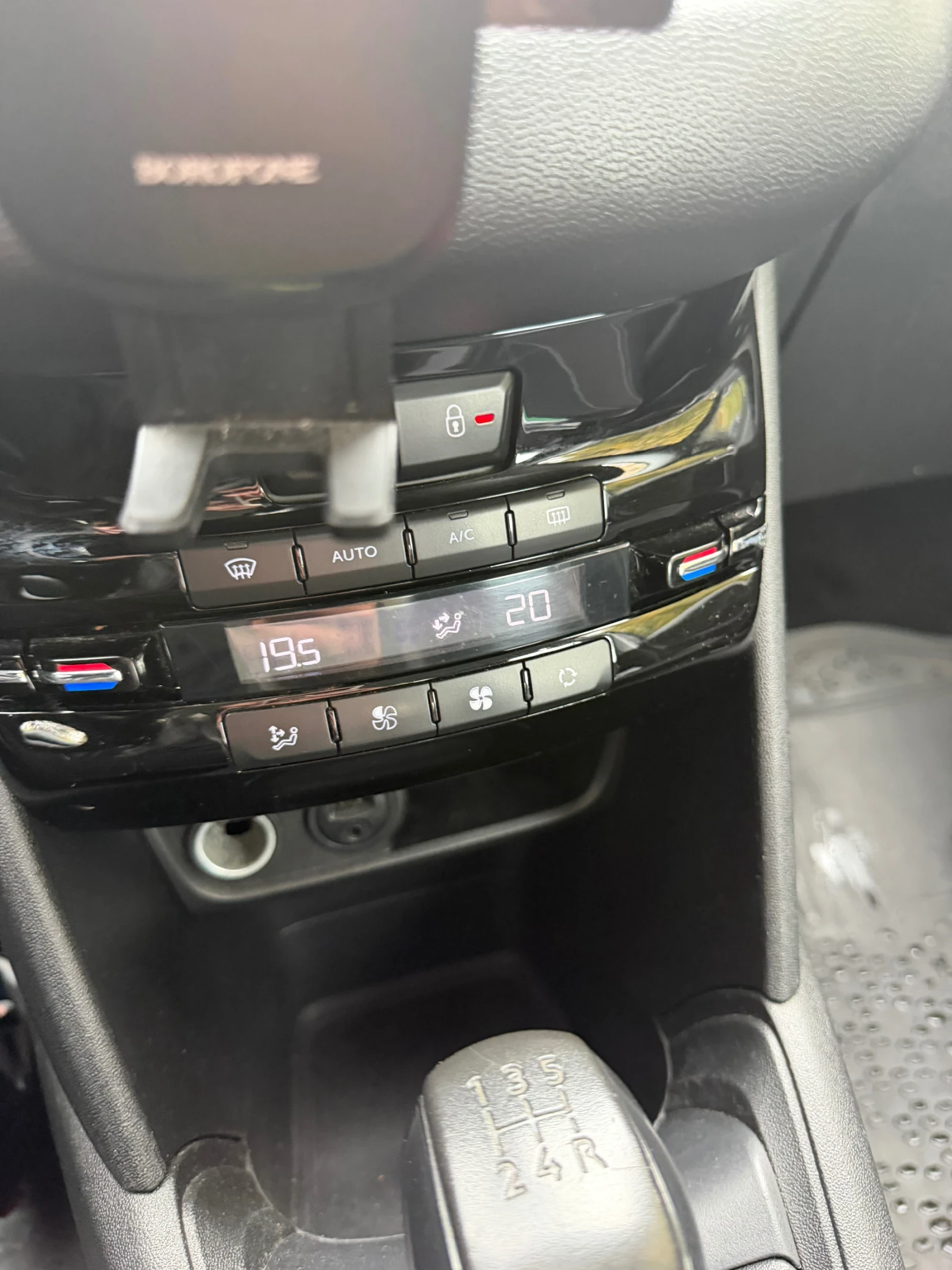 Peugeot 208 1.2i 82HP 2015г, снимка 10 - Автомобили и джипове - 56723742