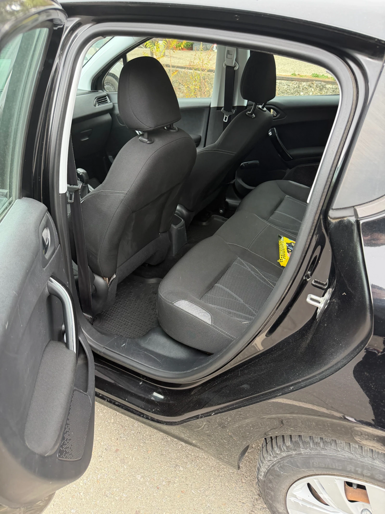 Peugeot 208 1.2i 82HP 2015г, снимка 6 - Автомобили и джипове - 56723742