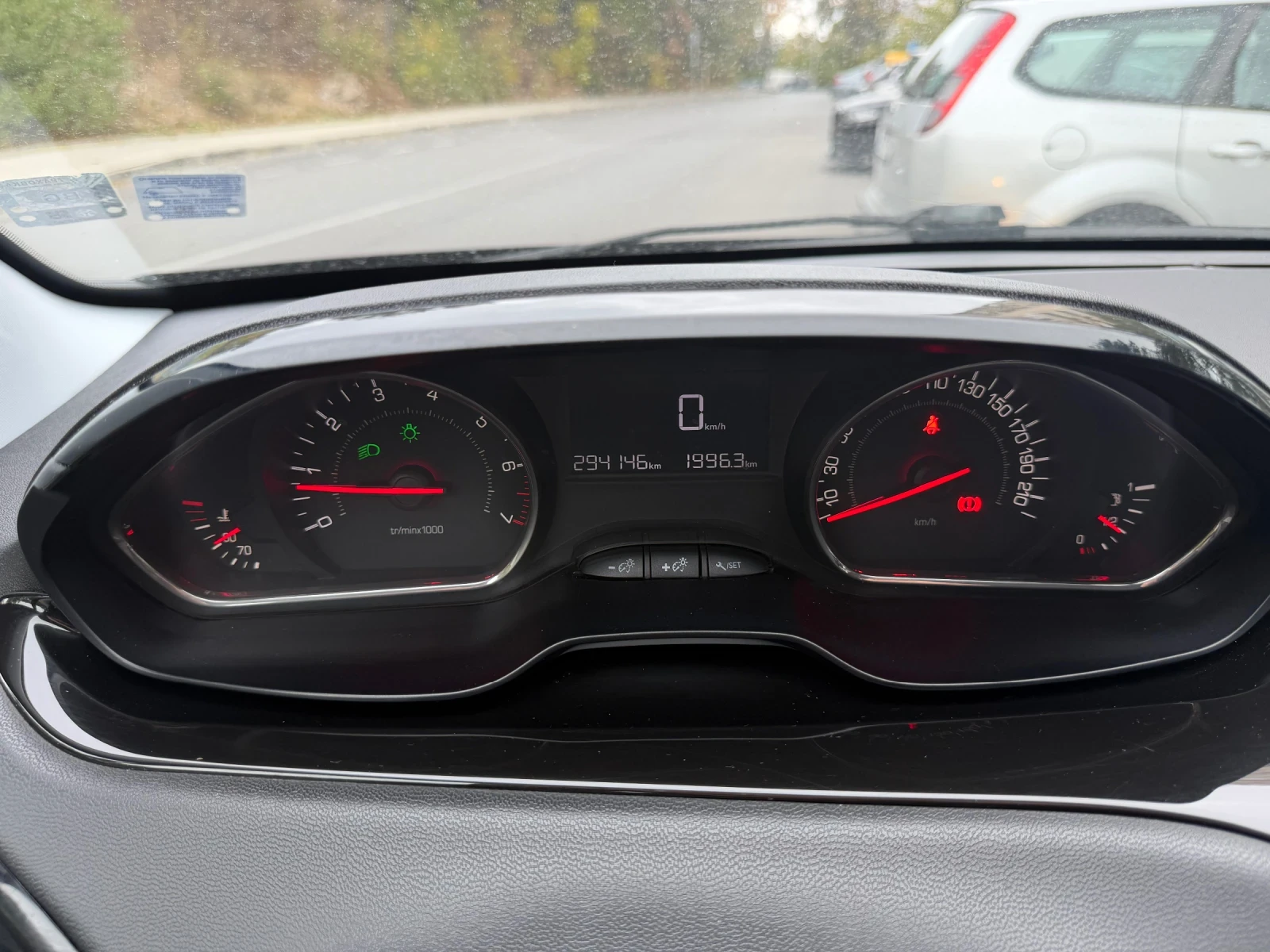 Peugeot 208 1.2i 82HP 2015г, снимка 9 - Автомобили и джипове - 56723742