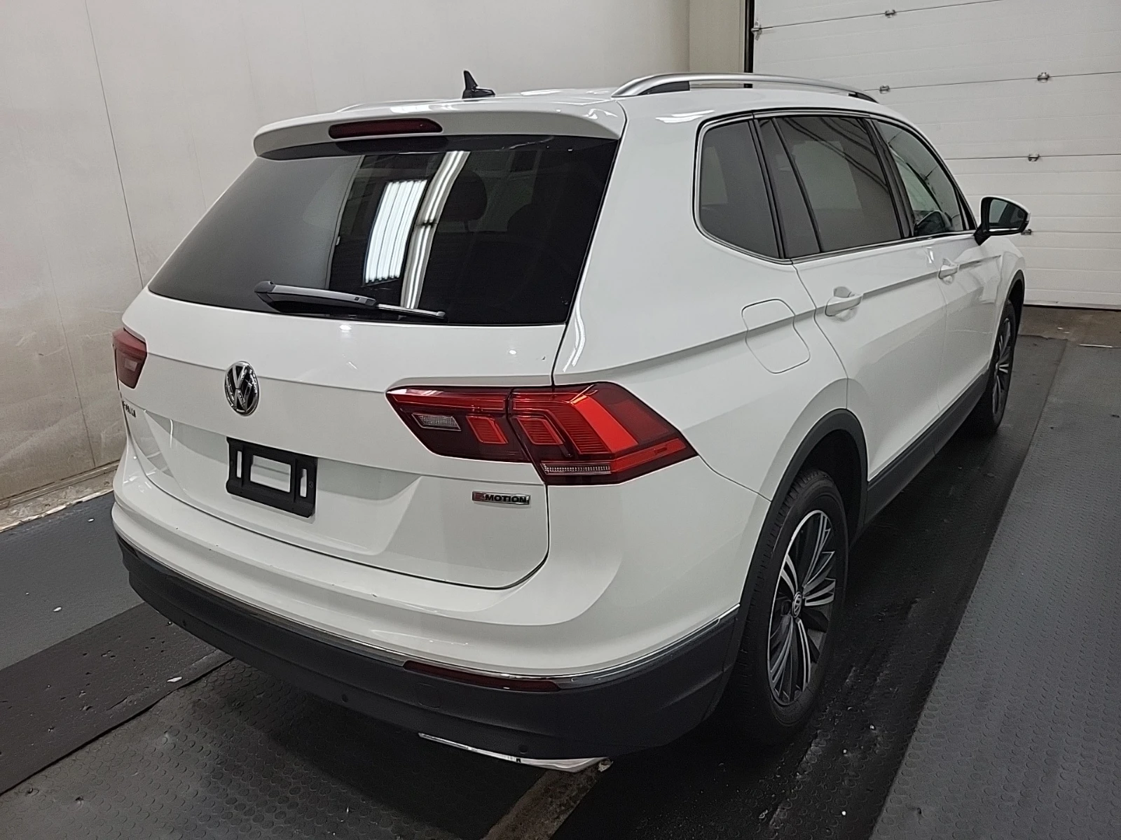 VW Tiguan HIGHLINE * CARFAX * АвтоКредит * Цена до България* - изображение 3