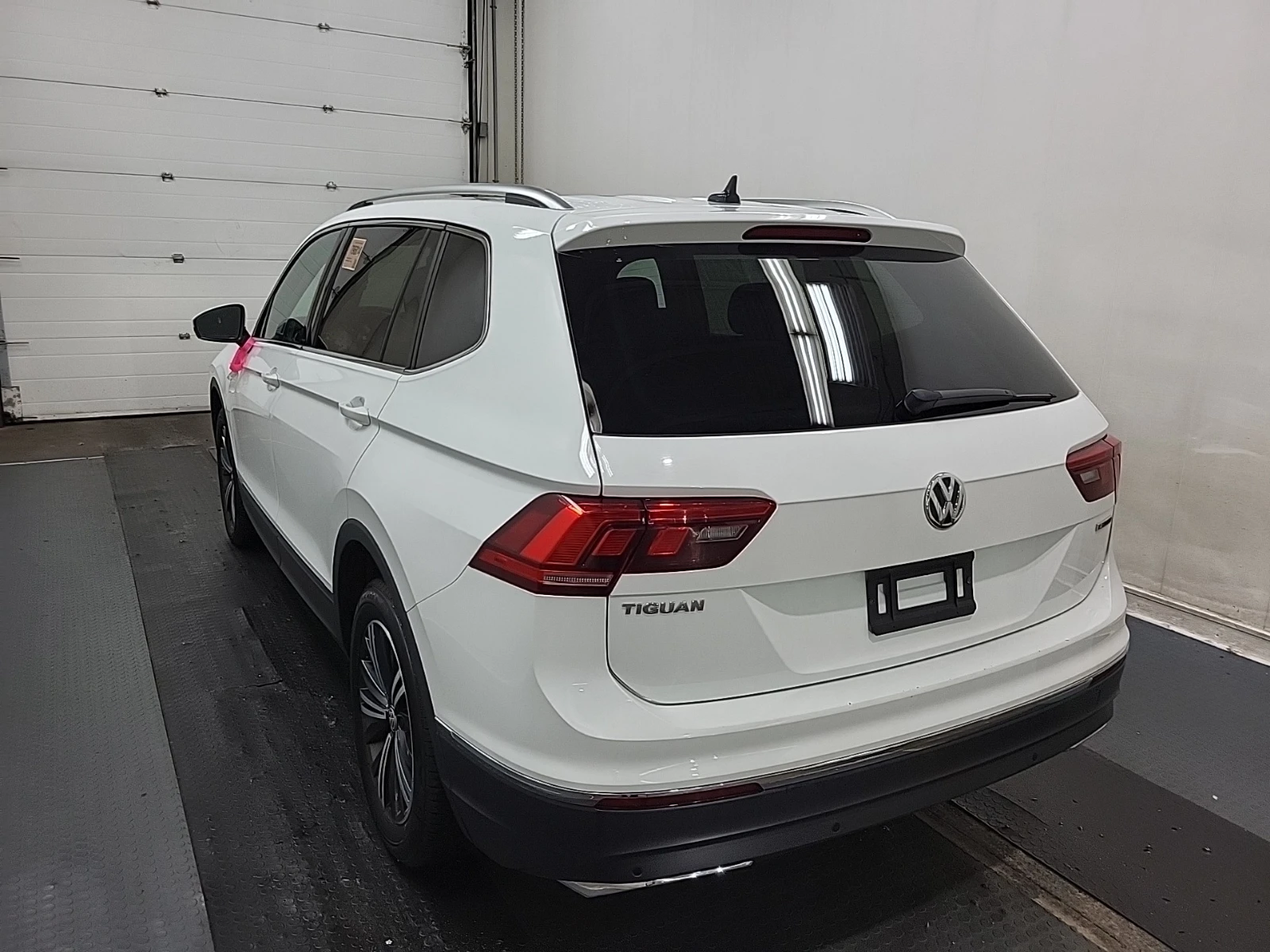 VW Tiguan HIGHLINE * CARFAX * АвтоКредит * Цена до България* - изображение 4