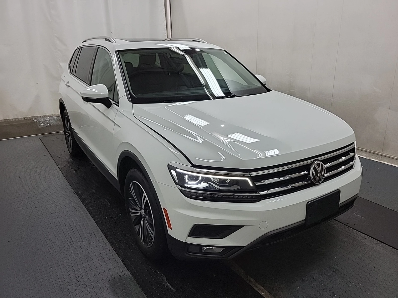 VW Tiguan HIGHLINE * CARFAX * АвтоКредит * Цена до България* - изображение 2