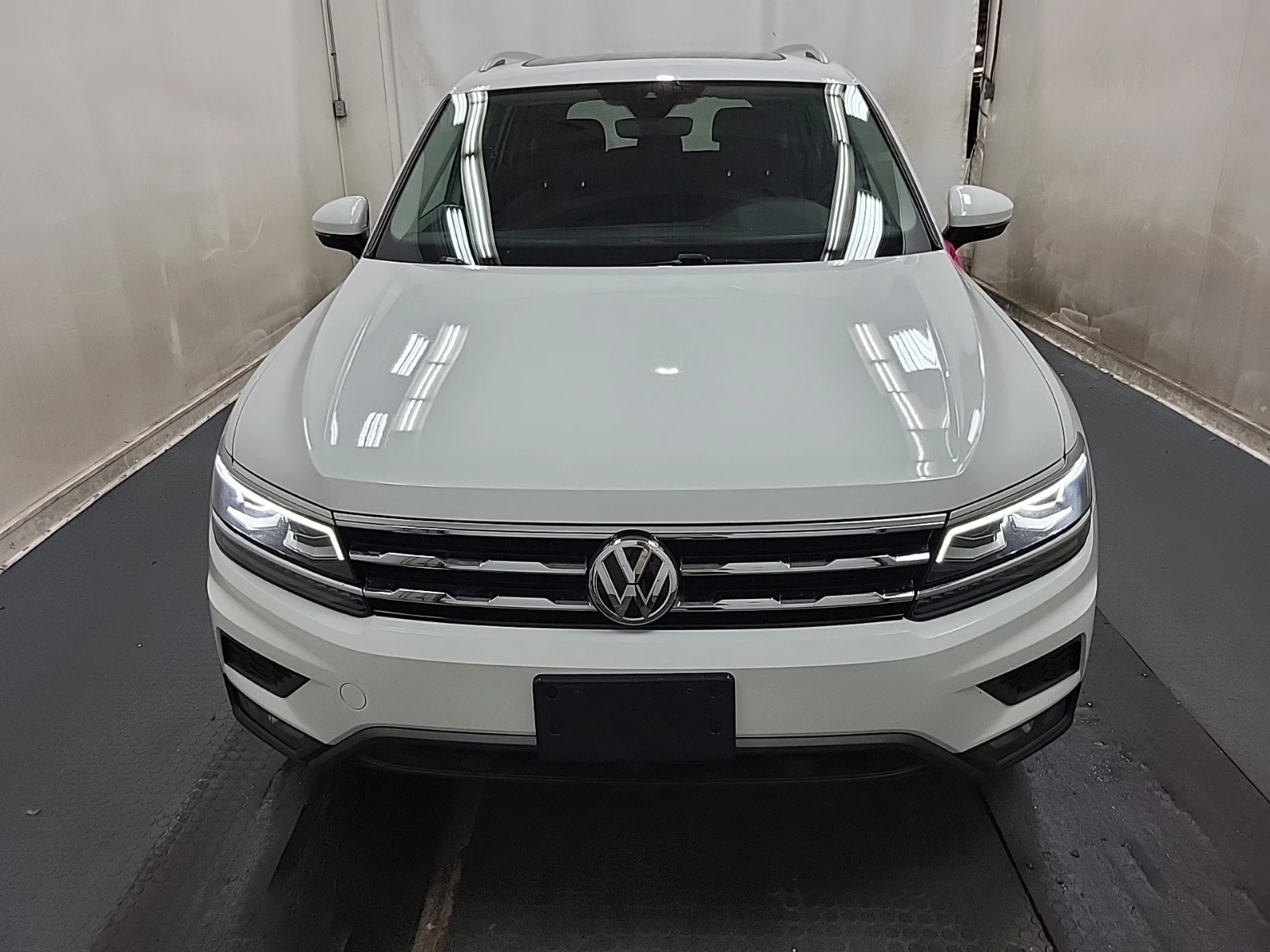 VW Tiguan HIGHLINE * CARFAX * АвтоКредит * Цена до България* - изображение 6