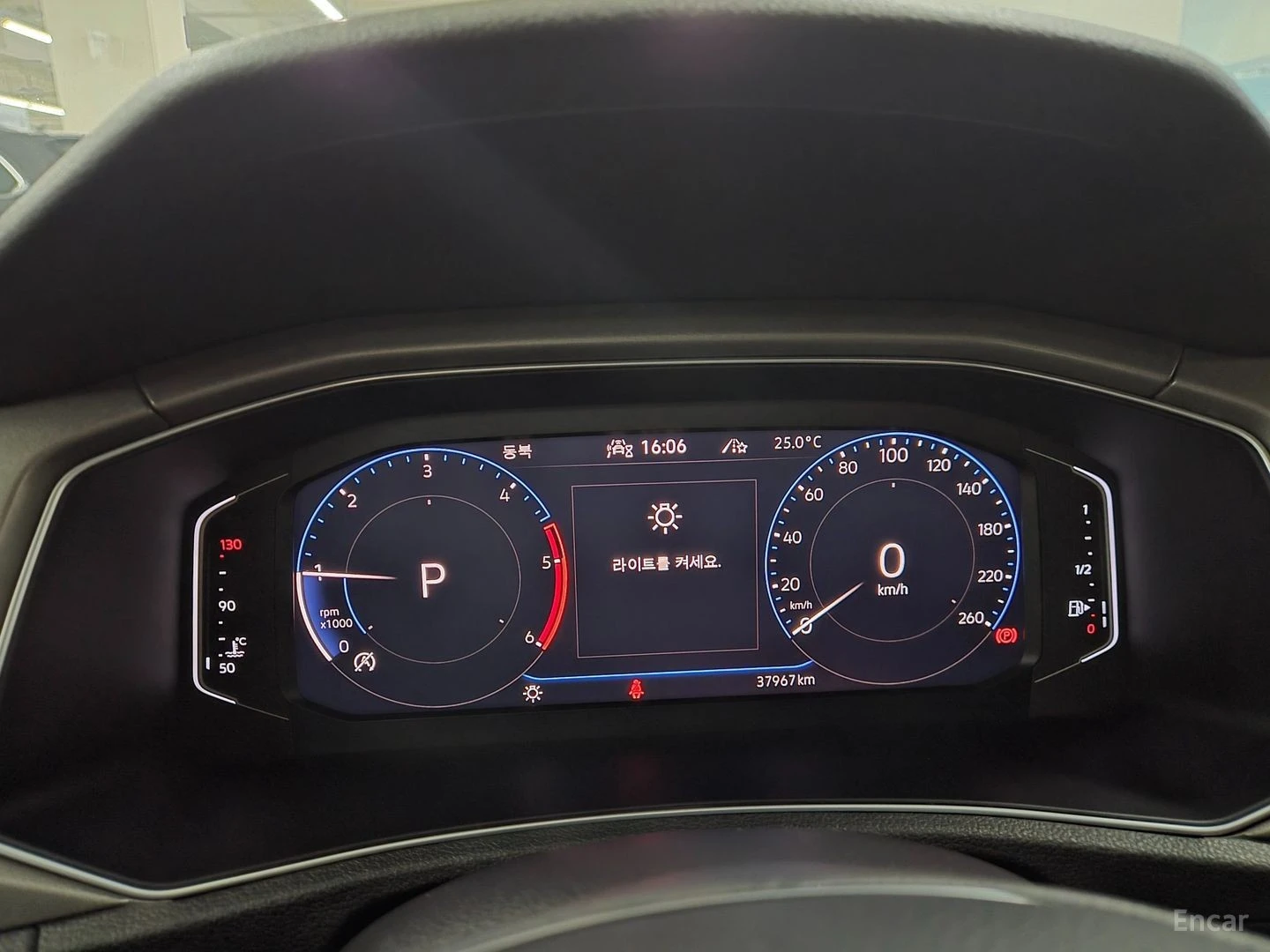 VW T-Roc 2.0TDI* STYLE* КОЖА* ПОДГРЕВ* КАМЕРА* , снимка 8 - Автомобили и джипове - 55674035