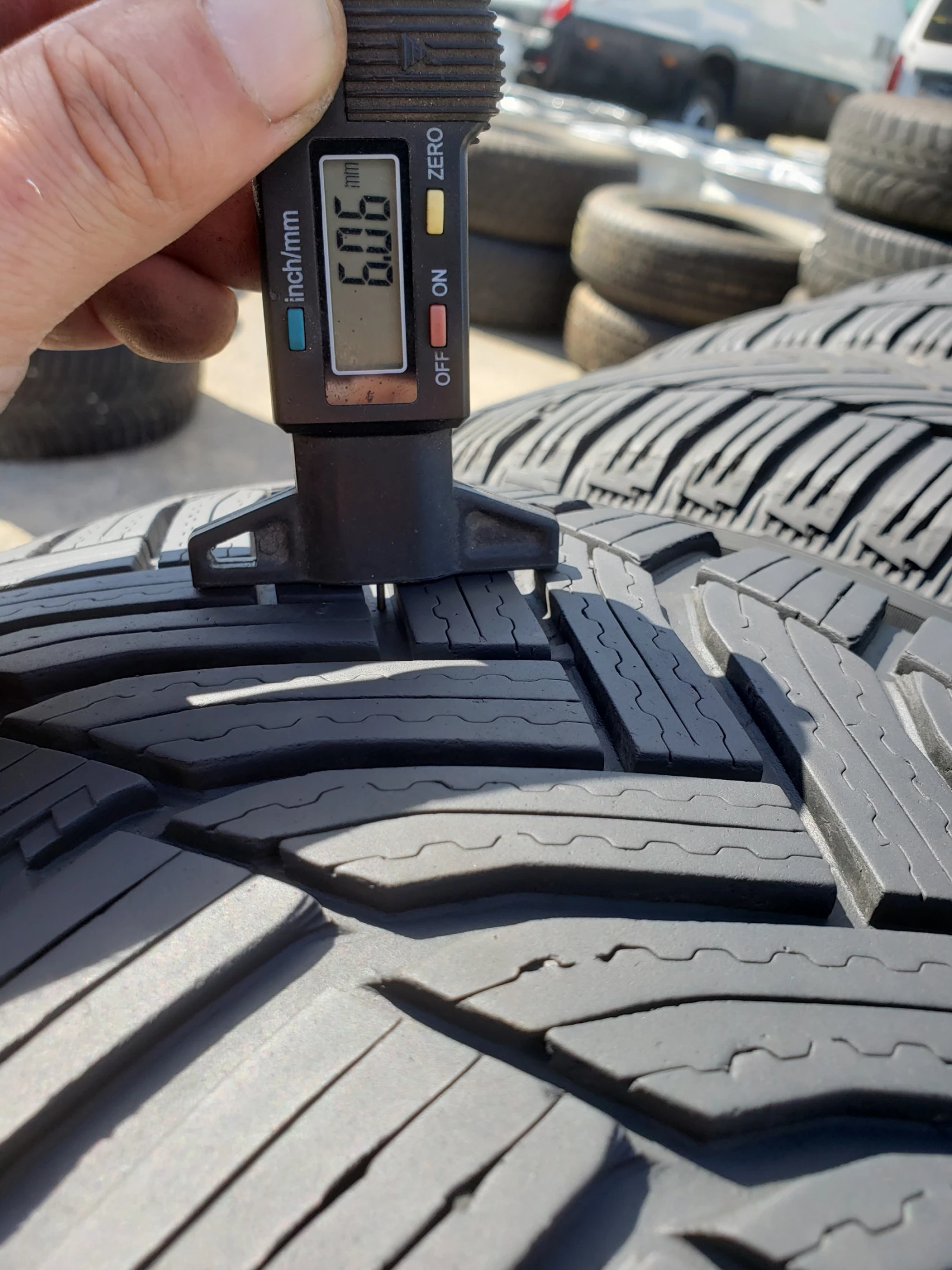 Гуми Зимни 205/55R17, снимка 8 - Гуми и джанти - 56213658