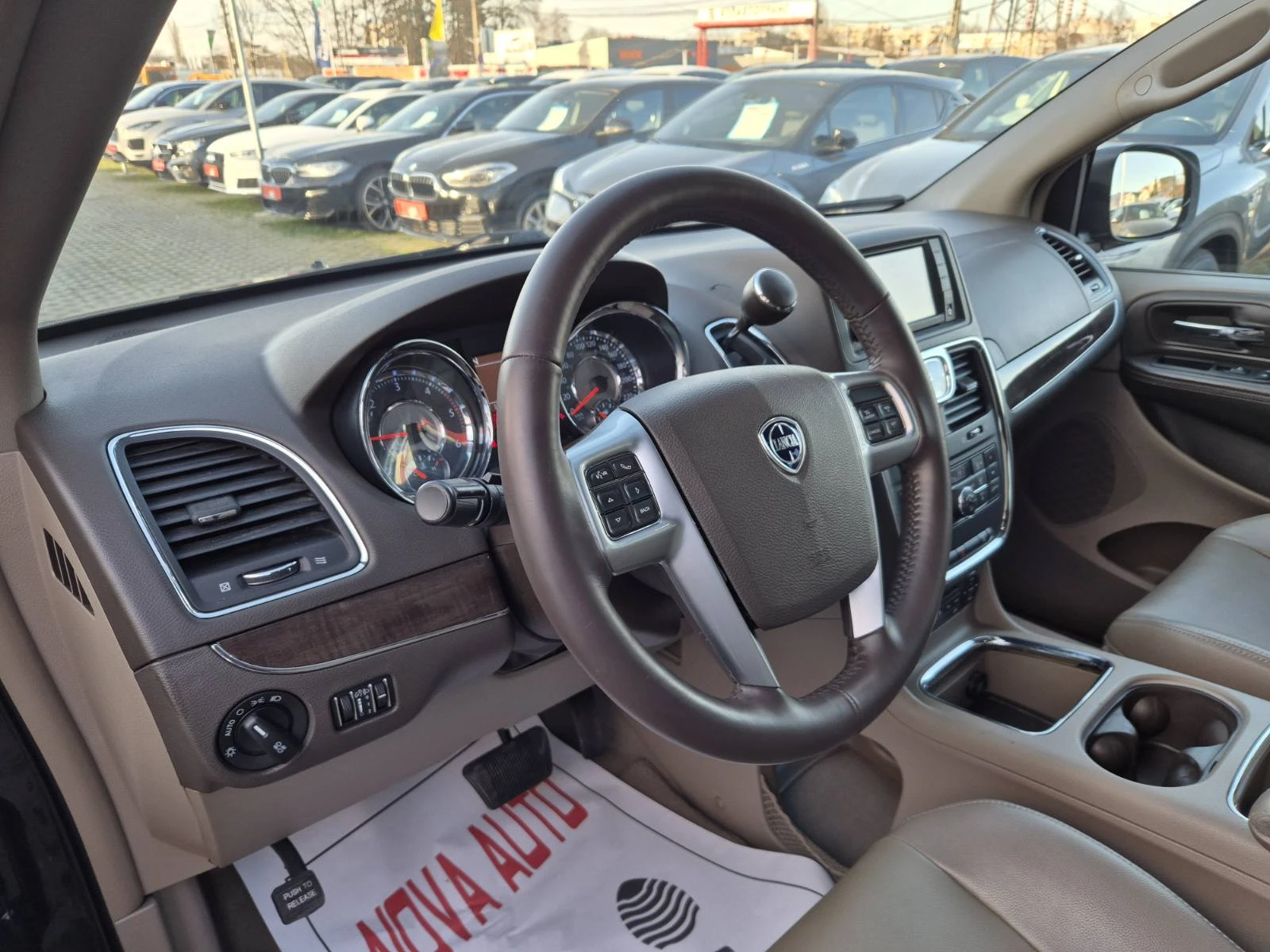 Lancia Voyager 2.8D-7 МЕСТА-07.2013г-СУПЕР СЪСТОЯНИЕ, снимка 8 - Автомобили и джипове - 53787145