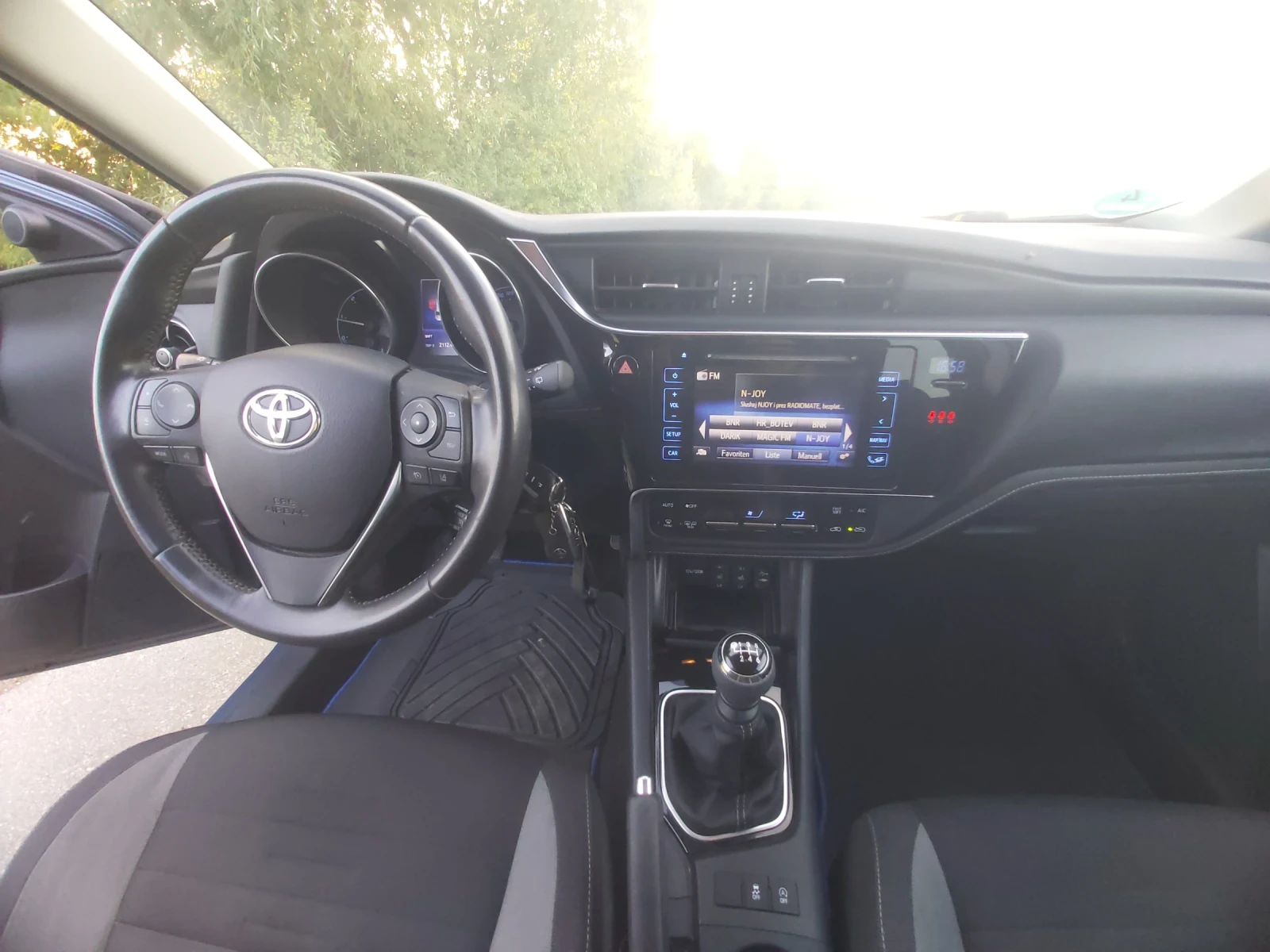 Toyota Auris 1.6 D4D, снимка 13 - Автомобили и джипове - 56430733