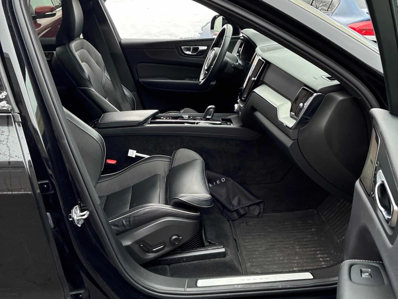 Volvo XC60 * * R-Design* * PANO* KEYLESS* H&K* * CAMERA* * , снимка 8 - Автомобили и джипове - 52691682