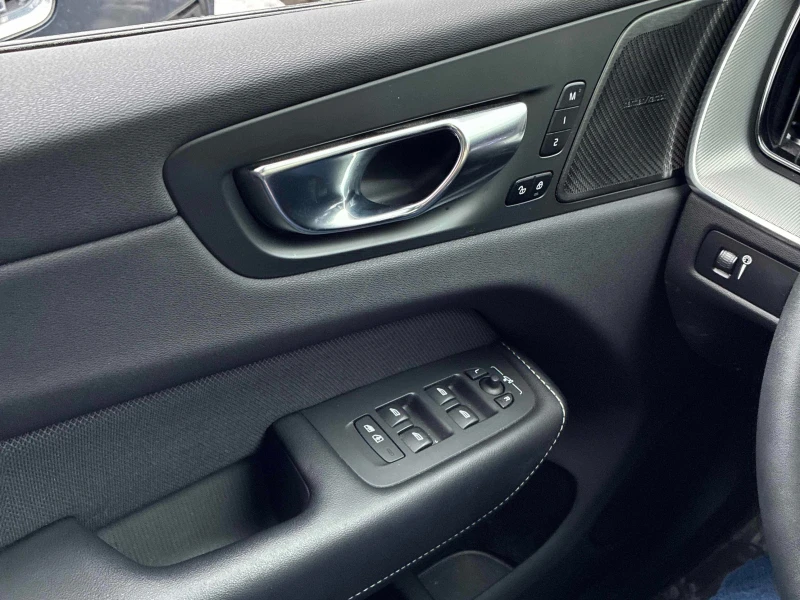 Volvo XC60 * * R-Design* * PANO* KEYLESS* H&K* * CAMERA* * , снимка 11 - Автомобили и джипове - 52691682