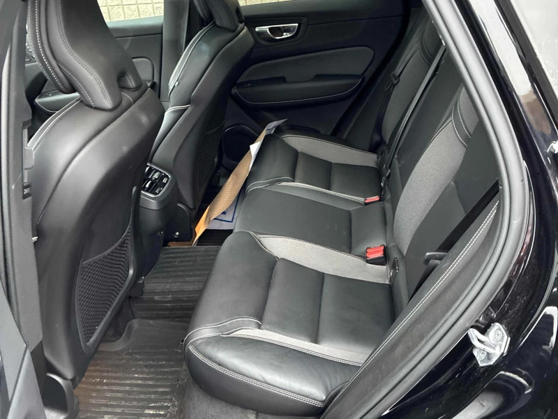 Volvo XC60 * * R-Design* * PANO* KEYLESS* H&K* * CAMERA* * , снимка 10 - Автомобили и джипове - 52691682