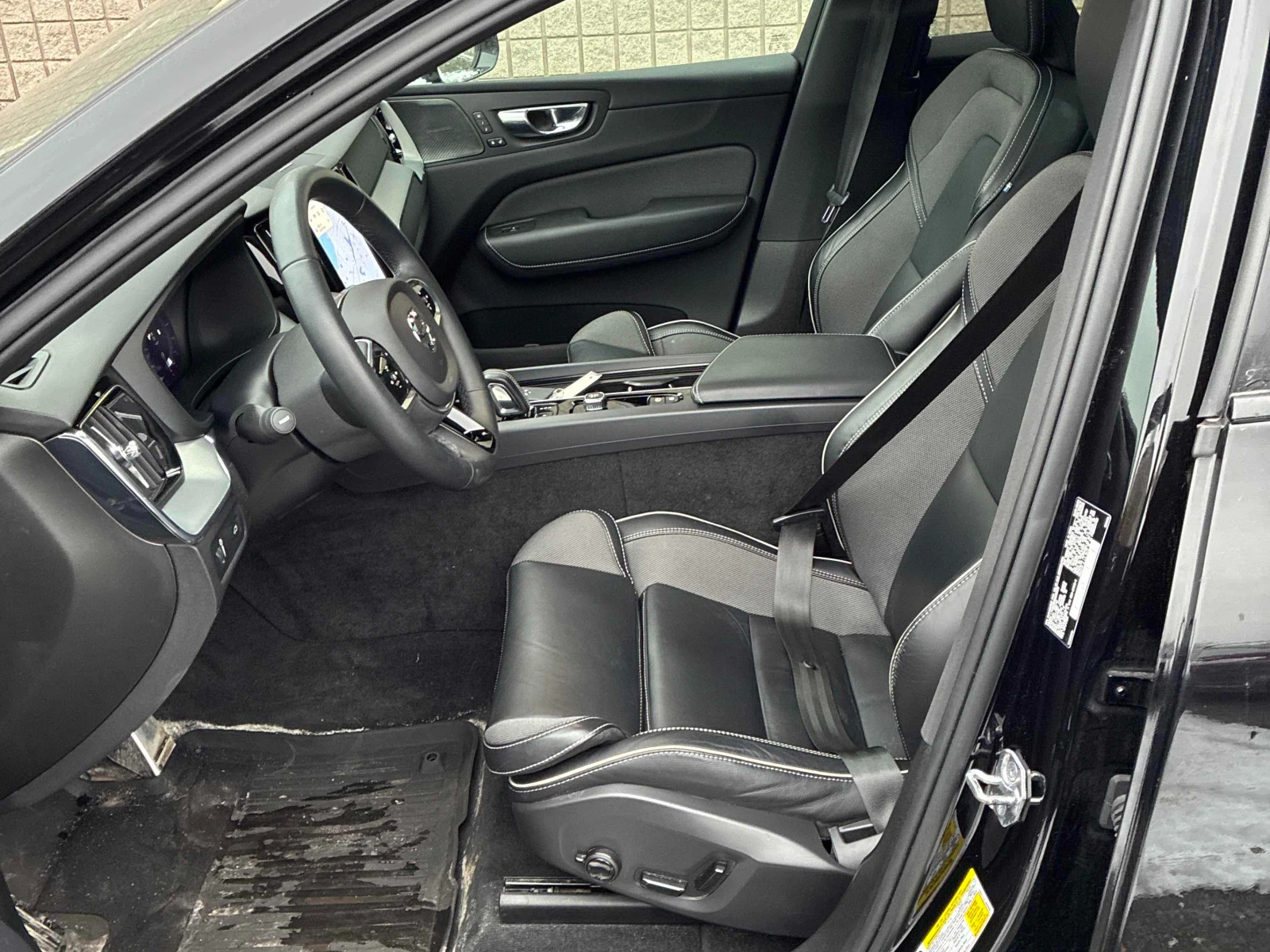 Volvo XC60 * * R-Design* * PANO* KEYLESS* H&K* * CAMERA* *  - изображение 6