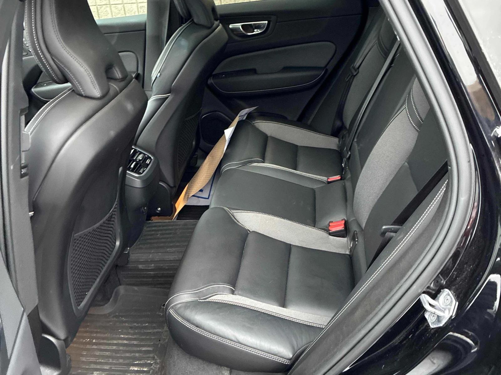 Volvo XC60 * * R-Design* * PANO* KEYLESS* H&K* * CAMERA* *  - изображение 10