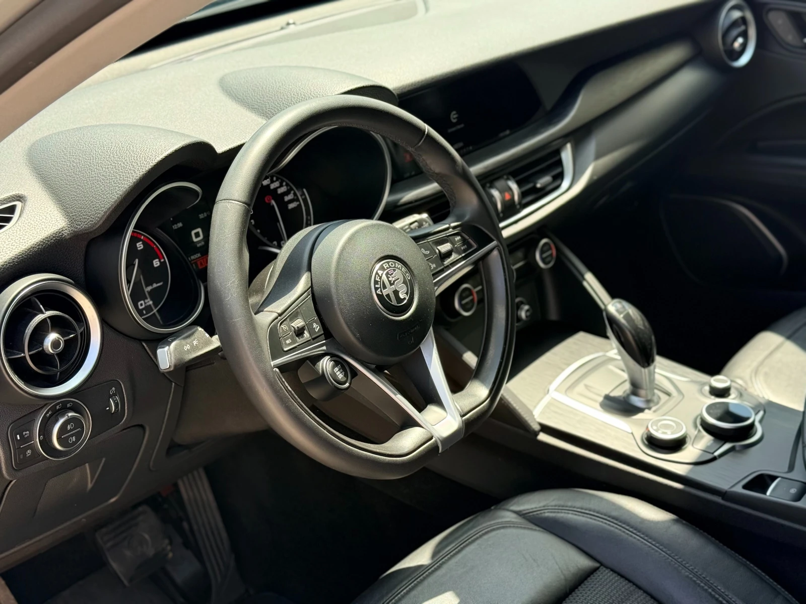 Alfa Romeo Stelvio 2.2/209HP/EXECUTIVE/КАМЕРА/ЗИМНИ-ЛЕТНИ-ГУМИ/KLESS, снимка 8 - Автомобили и джипове - 54699164