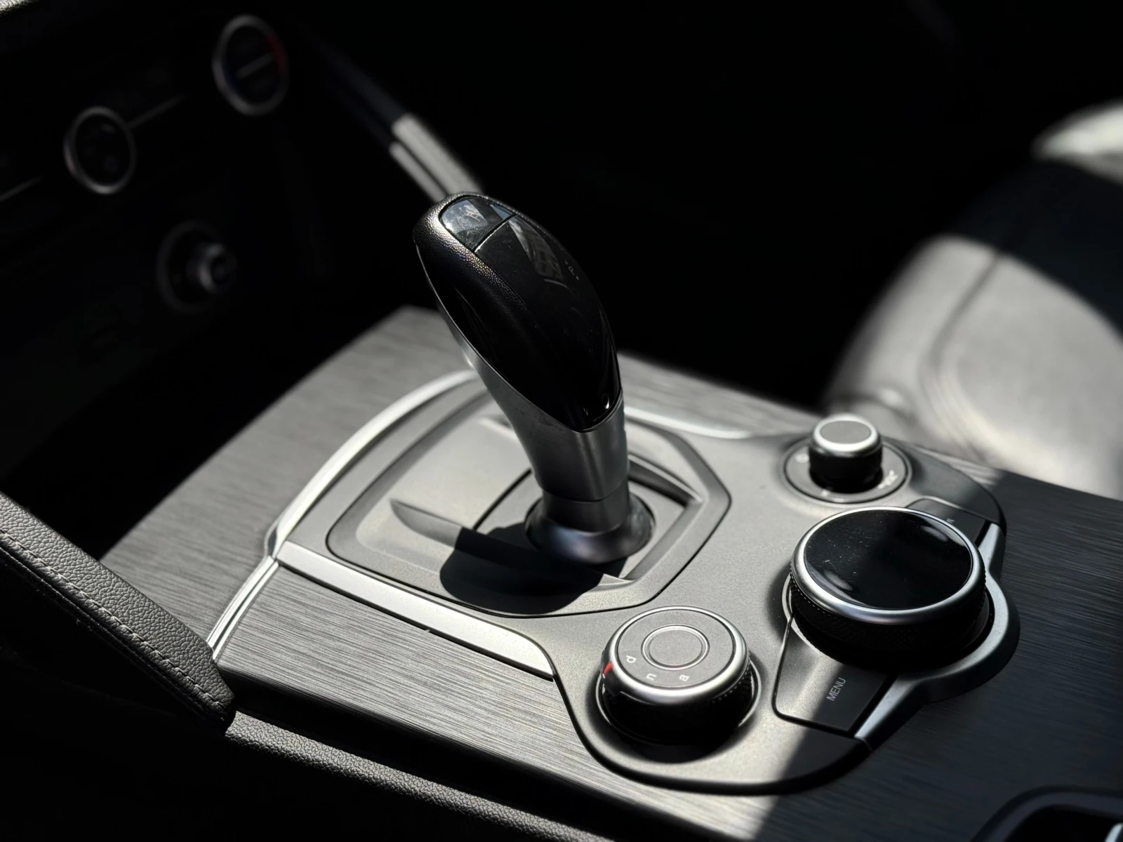 Alfa Romeo Stelvio 2.2/209HP/EXECUTIVE/КАМЕРА/ЗИМНИ-ЛЕТНИ-ГУМИ/KLESS, снимка 16 - Автомобили и джипове - 54699164