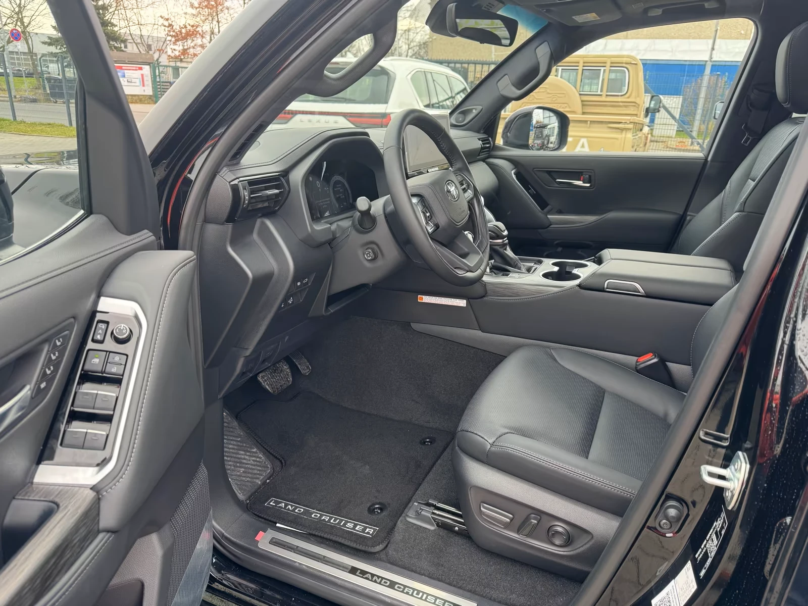 Toyota Land cruiser LC300* PREMIUM* JBL* HEAD-UP* DISTR* MEMORY* 360CA, снимка 5 - Автомобили и джипове - 55699203