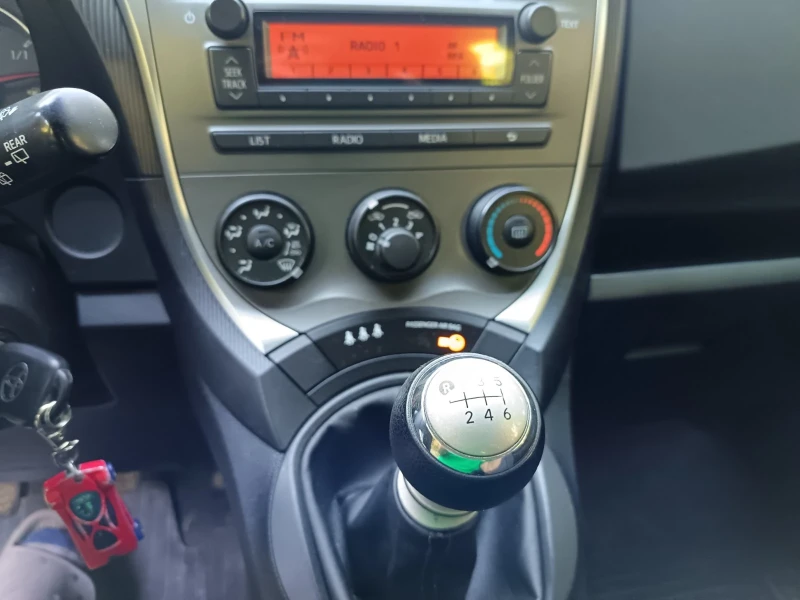 Toyota Verso S 1.3 100 к.с. ЕВРО 5 2011 година, снимка 3 - Автомобили и джипове - 52805566