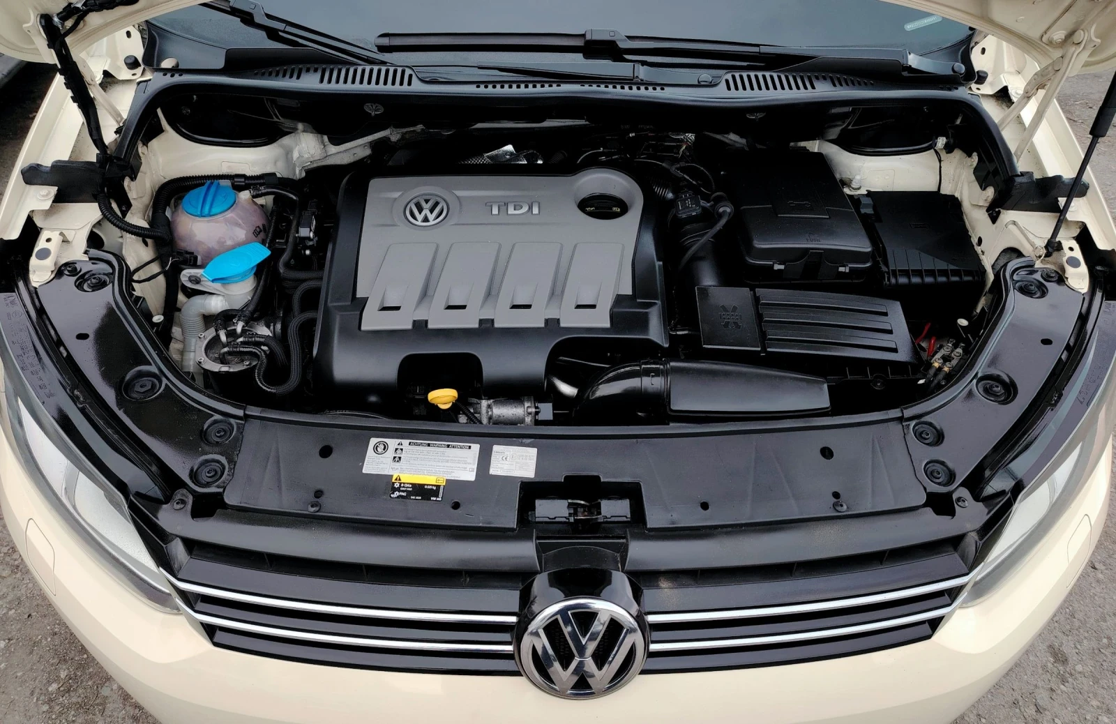 VW Touran 1.6TDI/Кожен салон-Higline, снимка 10 - Автомобили и джипове - 53867762