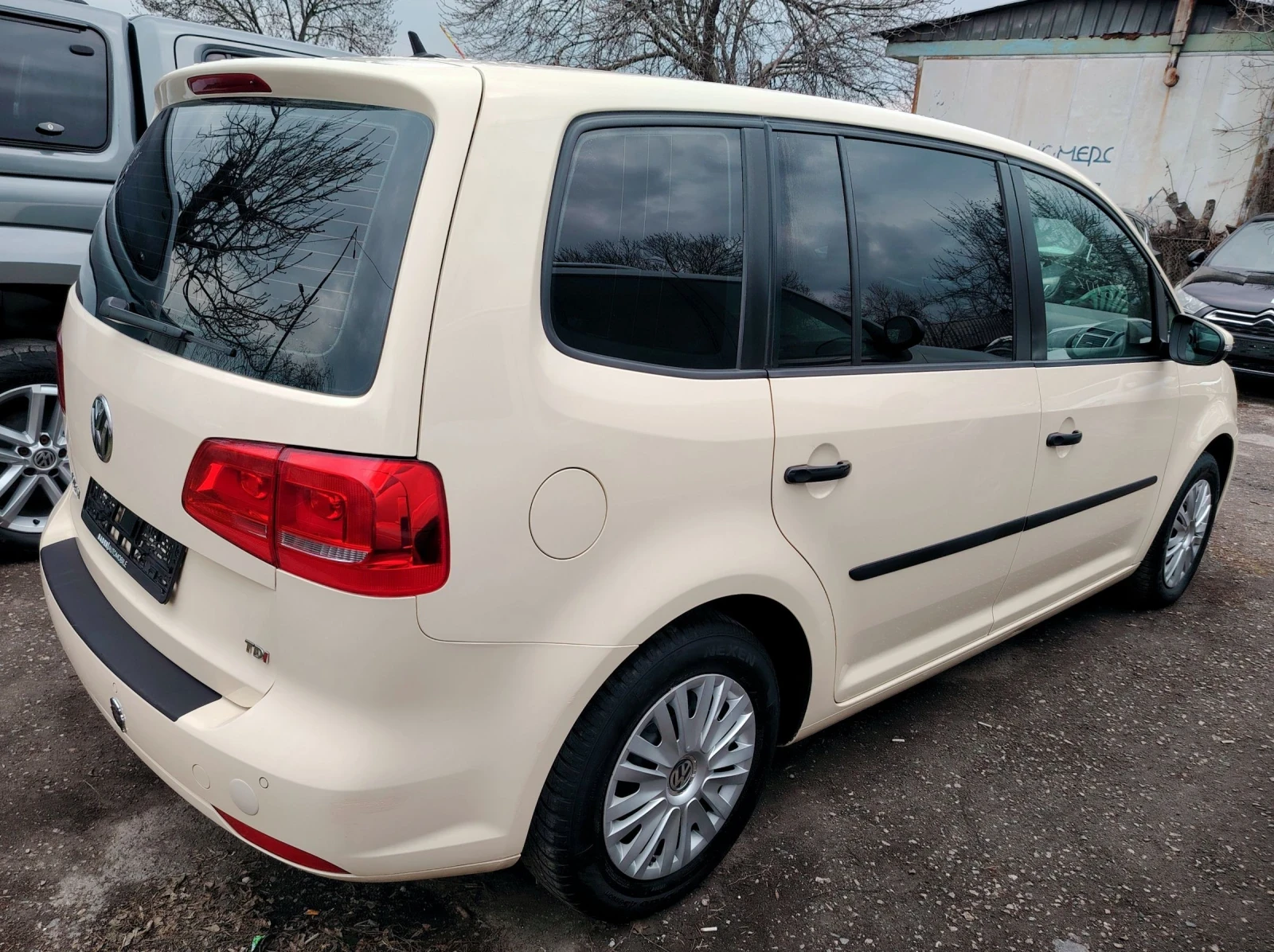 VW Touran 1.6TDI/Кожен салон-Higline, снимка 8 - Автомобили и джипове - 53867762