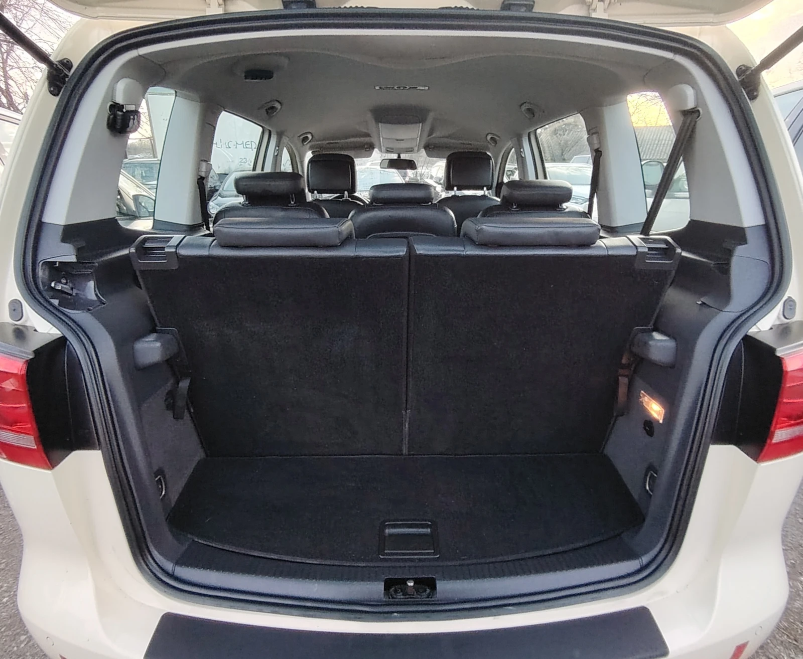 VW Touran 1.6TDI/7-местен/Higline, снимка 17 - Автомобили и джипове - 53867762