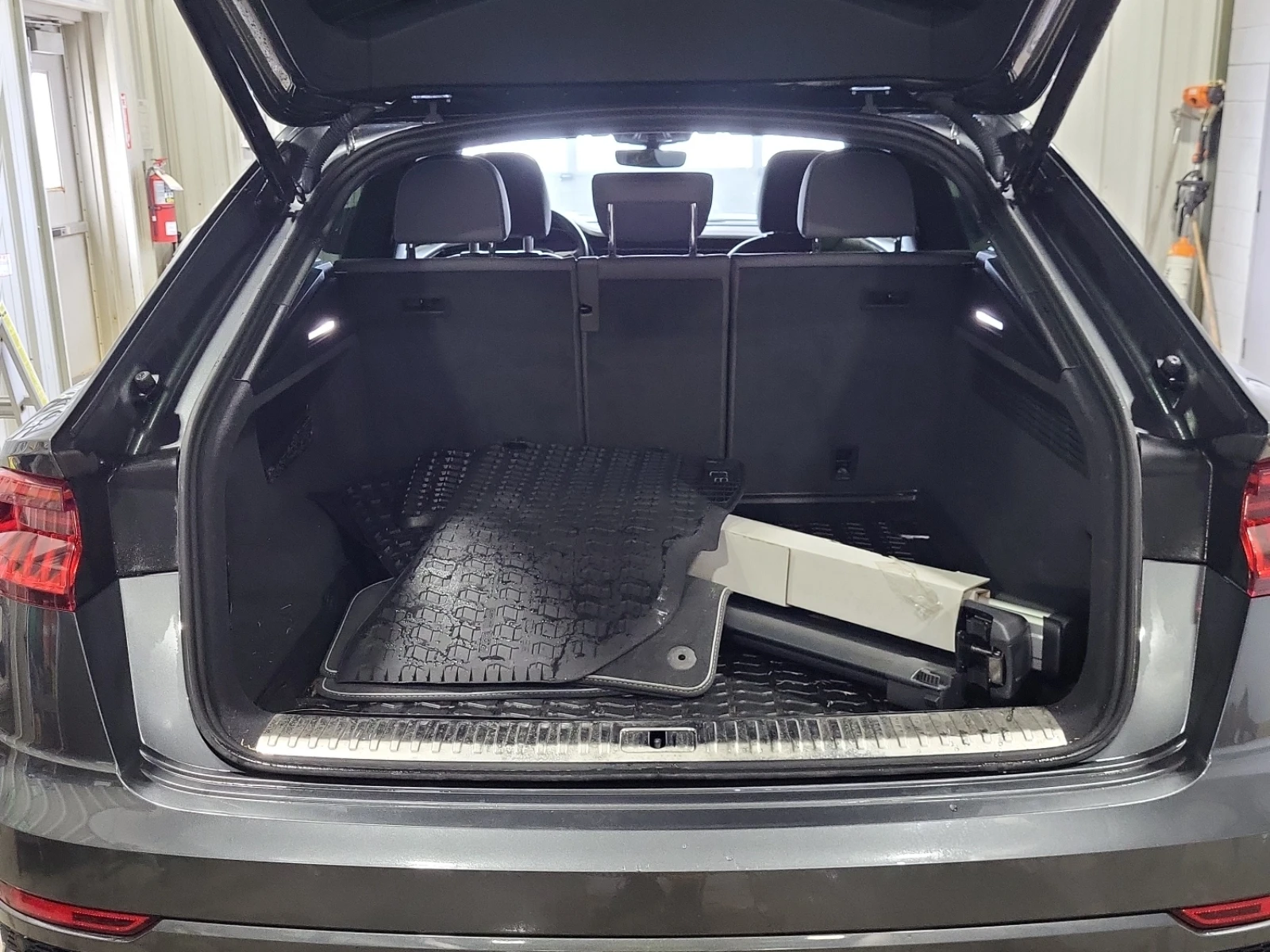 Audi Q8 Progressiv 55 TFSI quattro, снимка 9 - Автомобили и джипове - 54427369